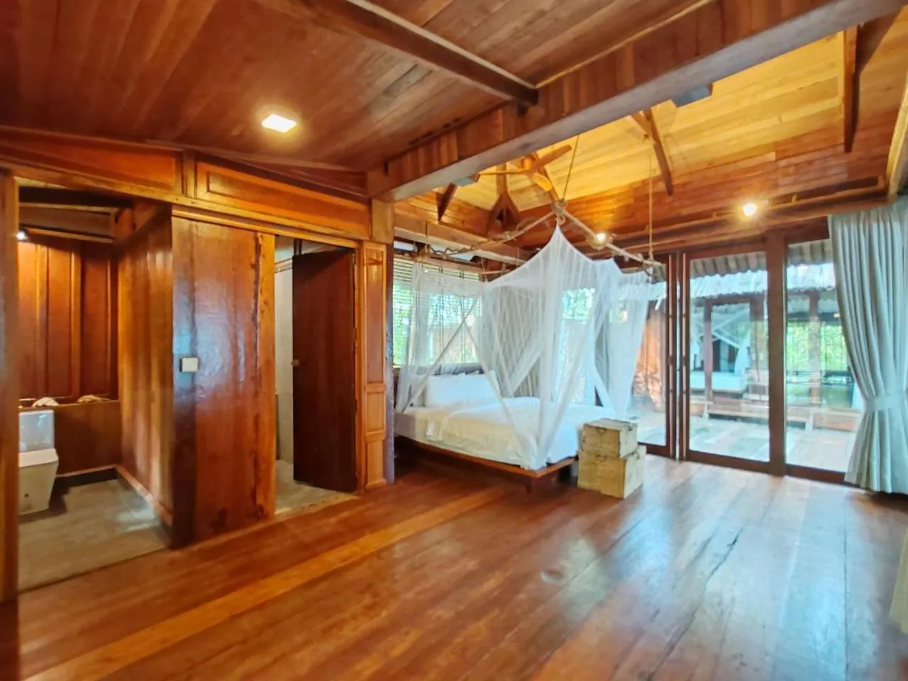 Bathroom, Bed in Full Moon Private Island