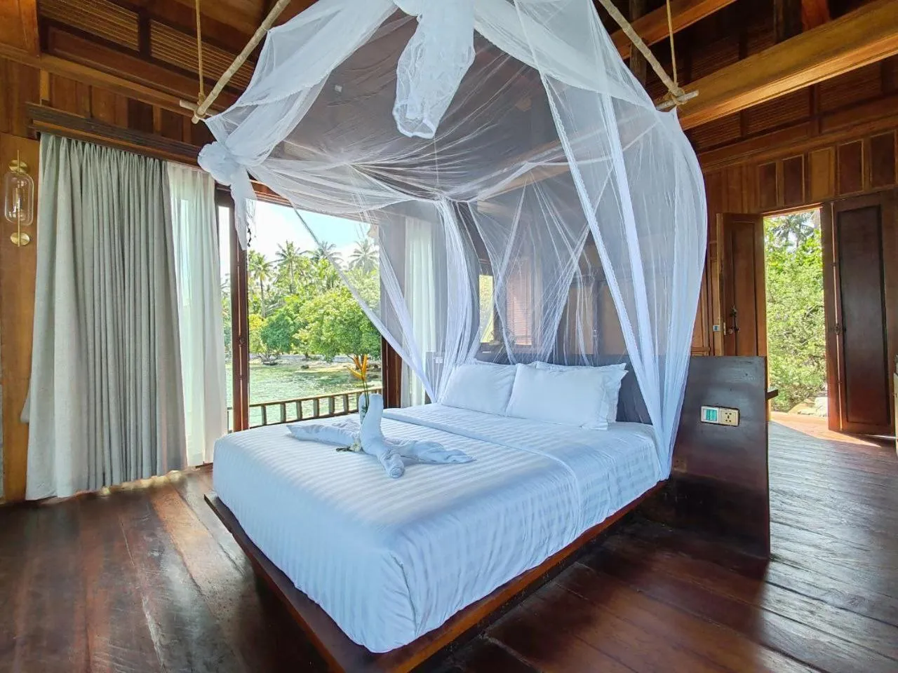 Bedroom, Bed in Full Moon Private Island