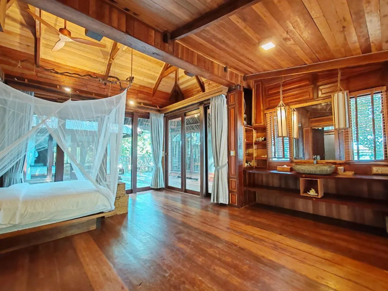 Bedroom, Bed in Full Moon Private Island