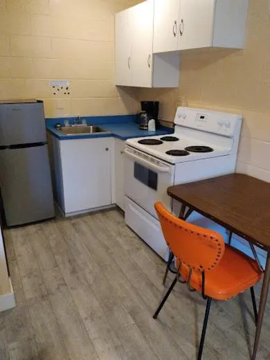 Kitchen or kitchenette in Road Runner Motel Merritt BC