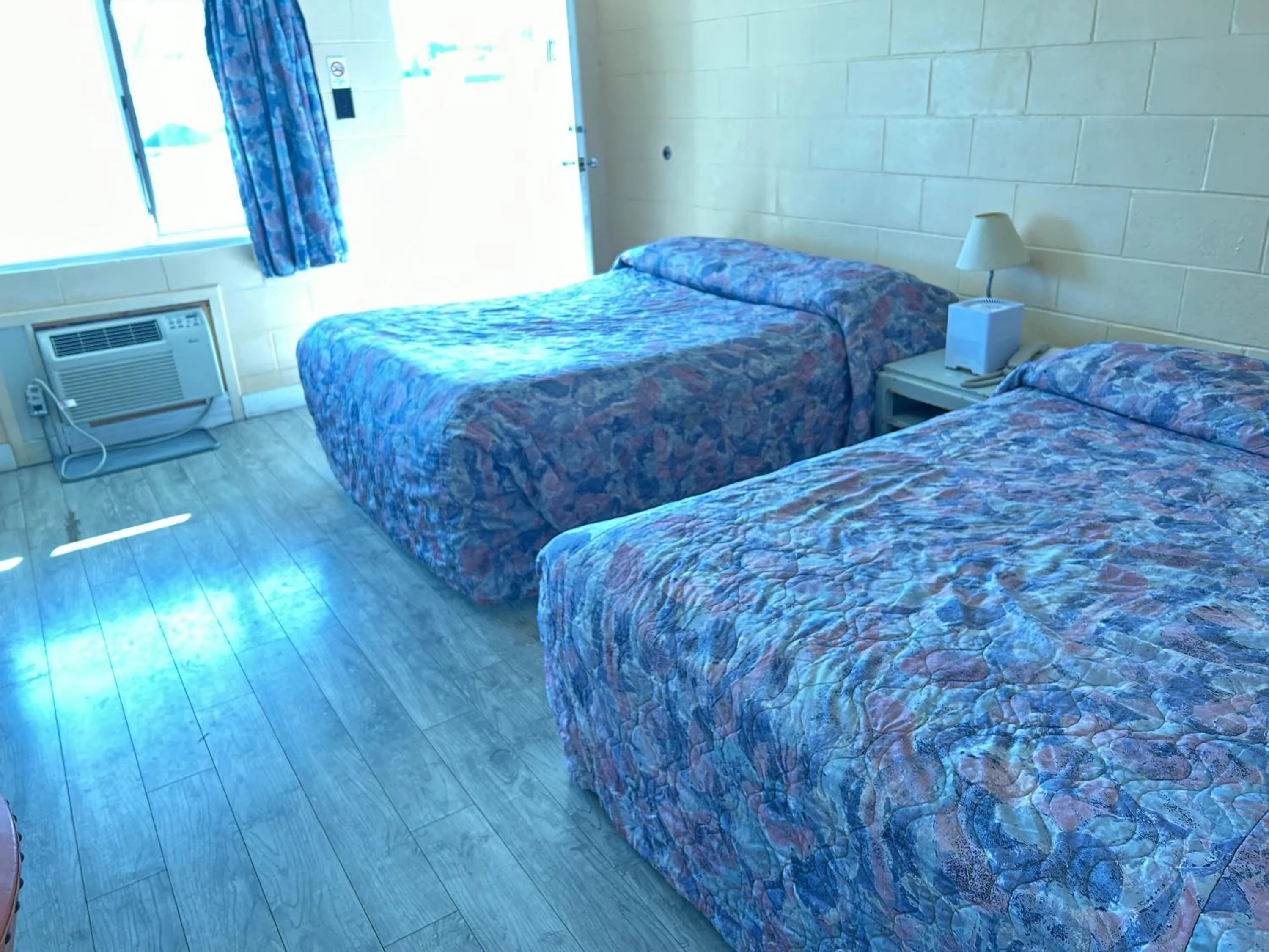 Bedroom in Road Runner Motel Merritt BC