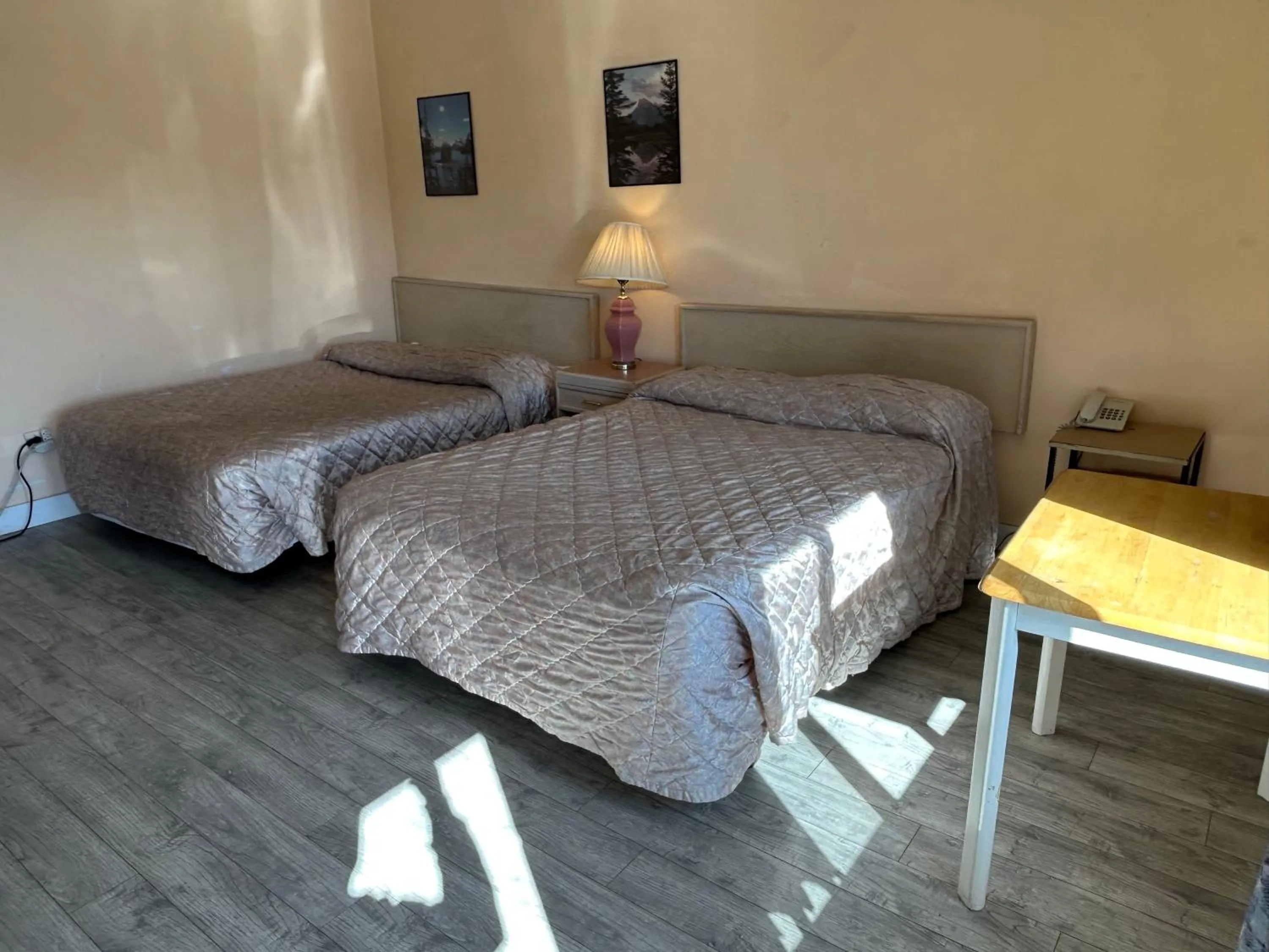 Bedroom in Road Runner Motel Merritt BC