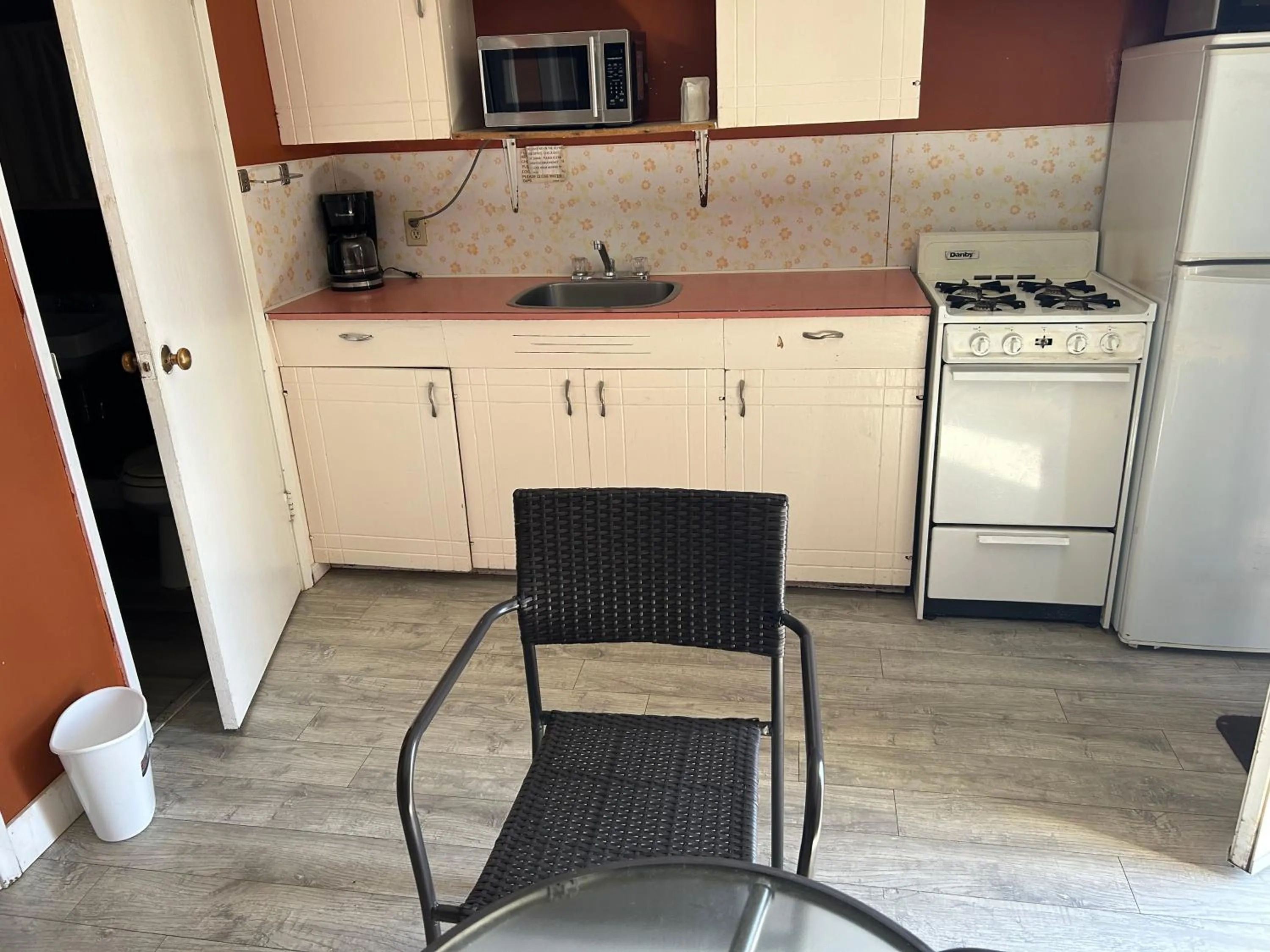 Kitchen or kitchenette in Road Runner Motel Merritt BC