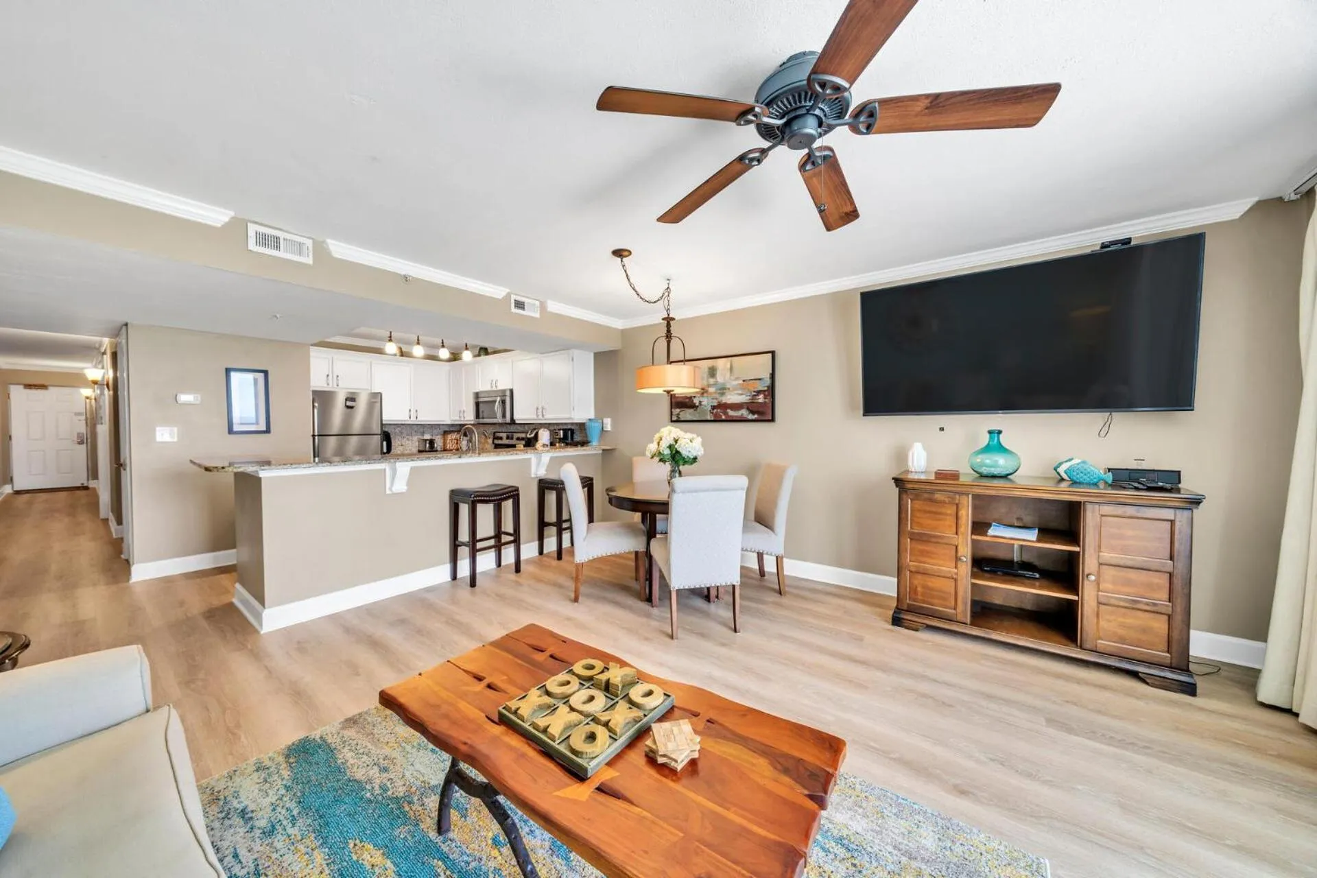Kitchen or kitchenette, Seating Area in Pelican Beach Resort by Colasan