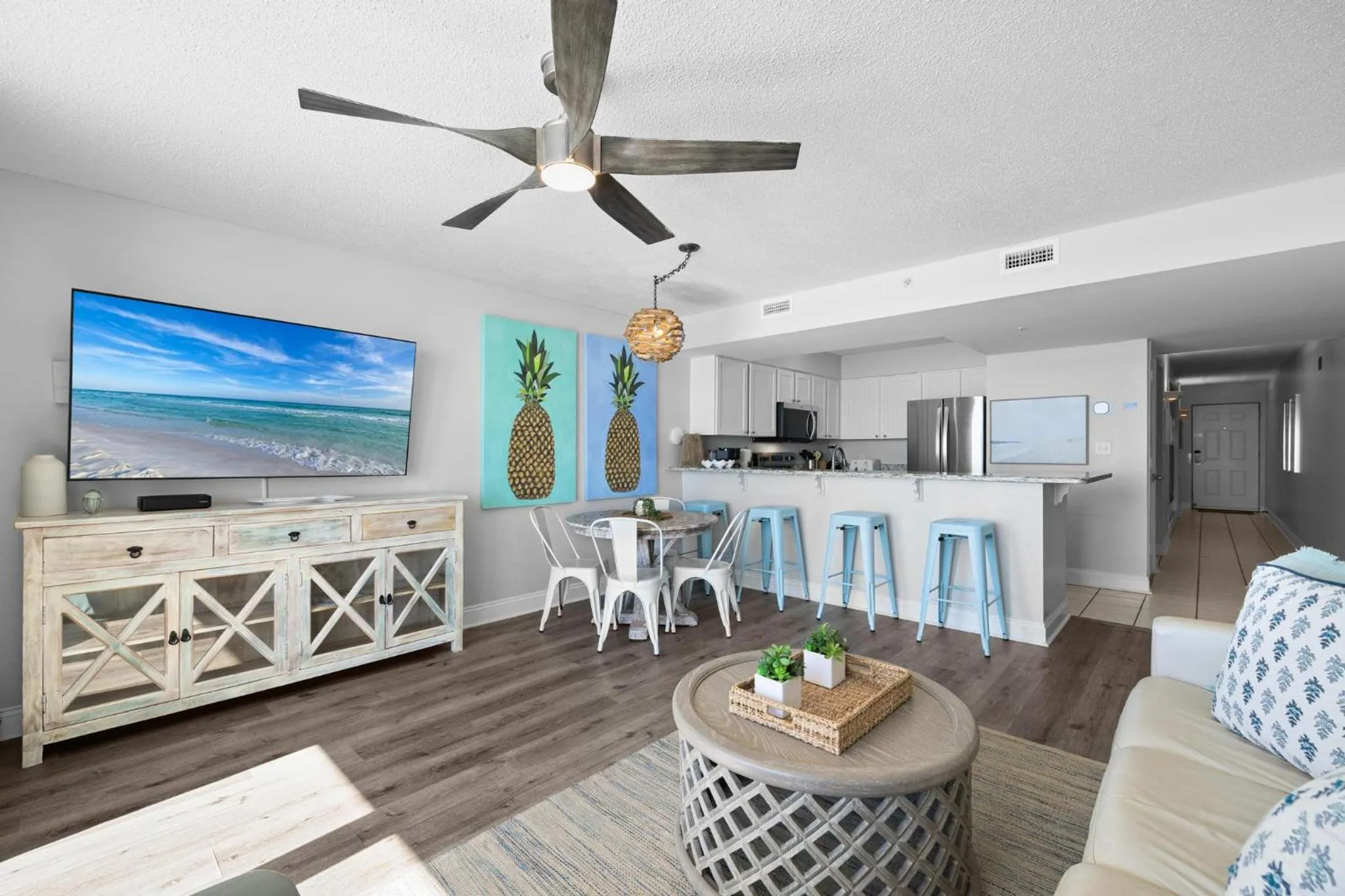 Living room in Pelican Beach Resort by Colasan