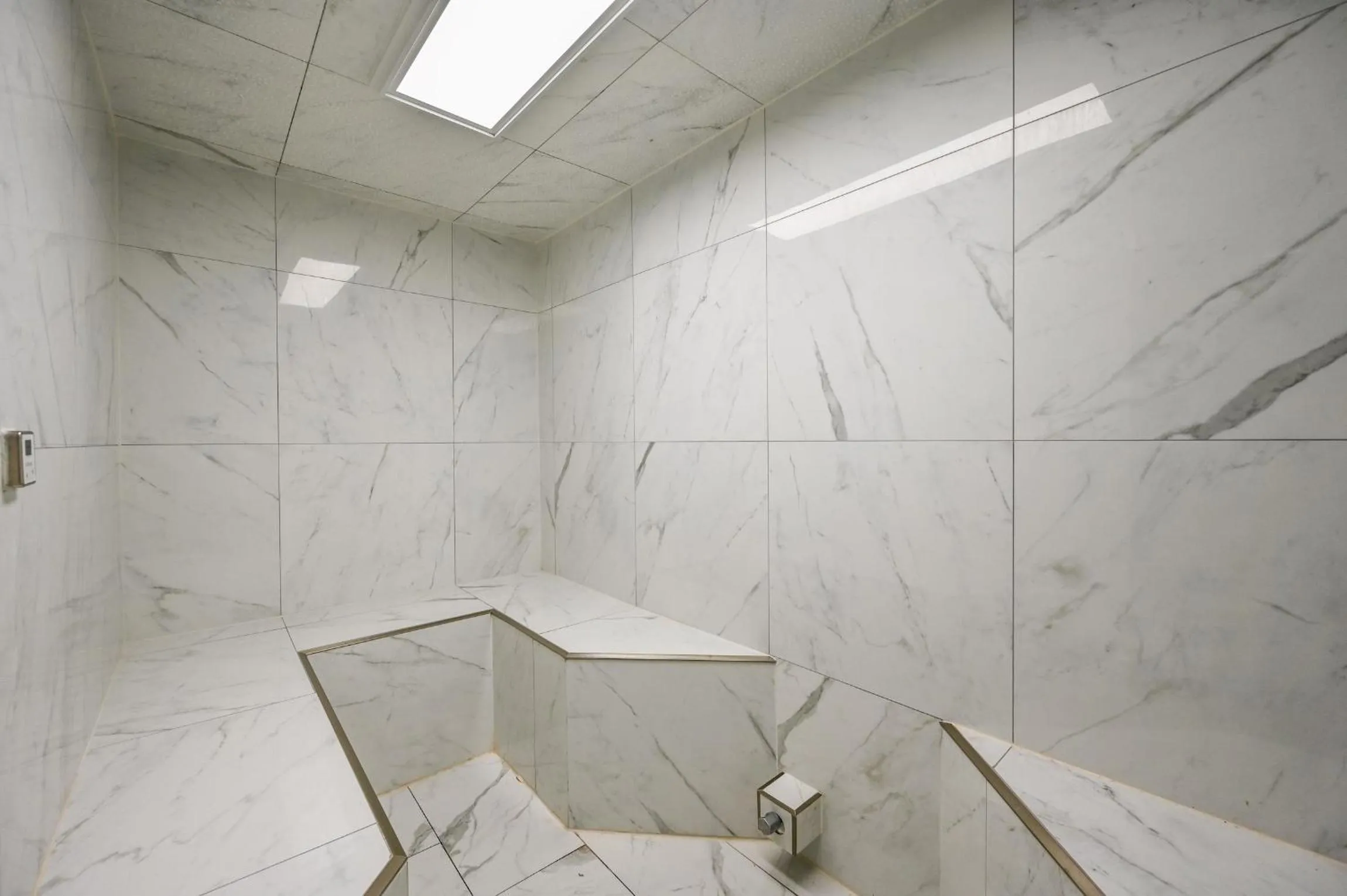 Steam room, Bathroom in Pelican Beach Resort by Colasan