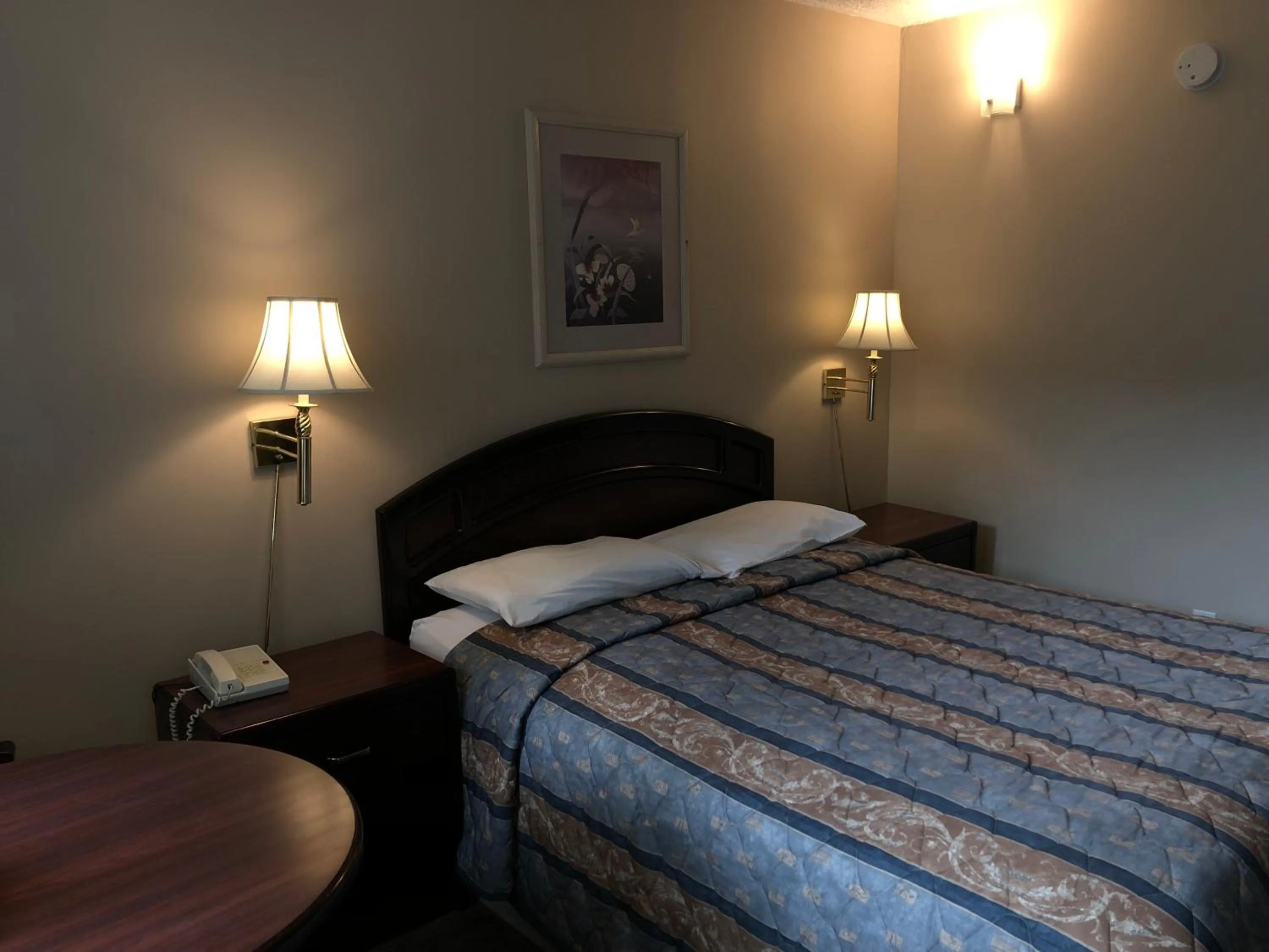 Bed in Travellers Inn