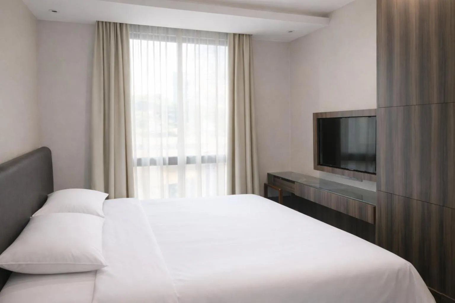 Bed in Amrise Hotel Kitchener, Check In 9PM, Check Out 8AM