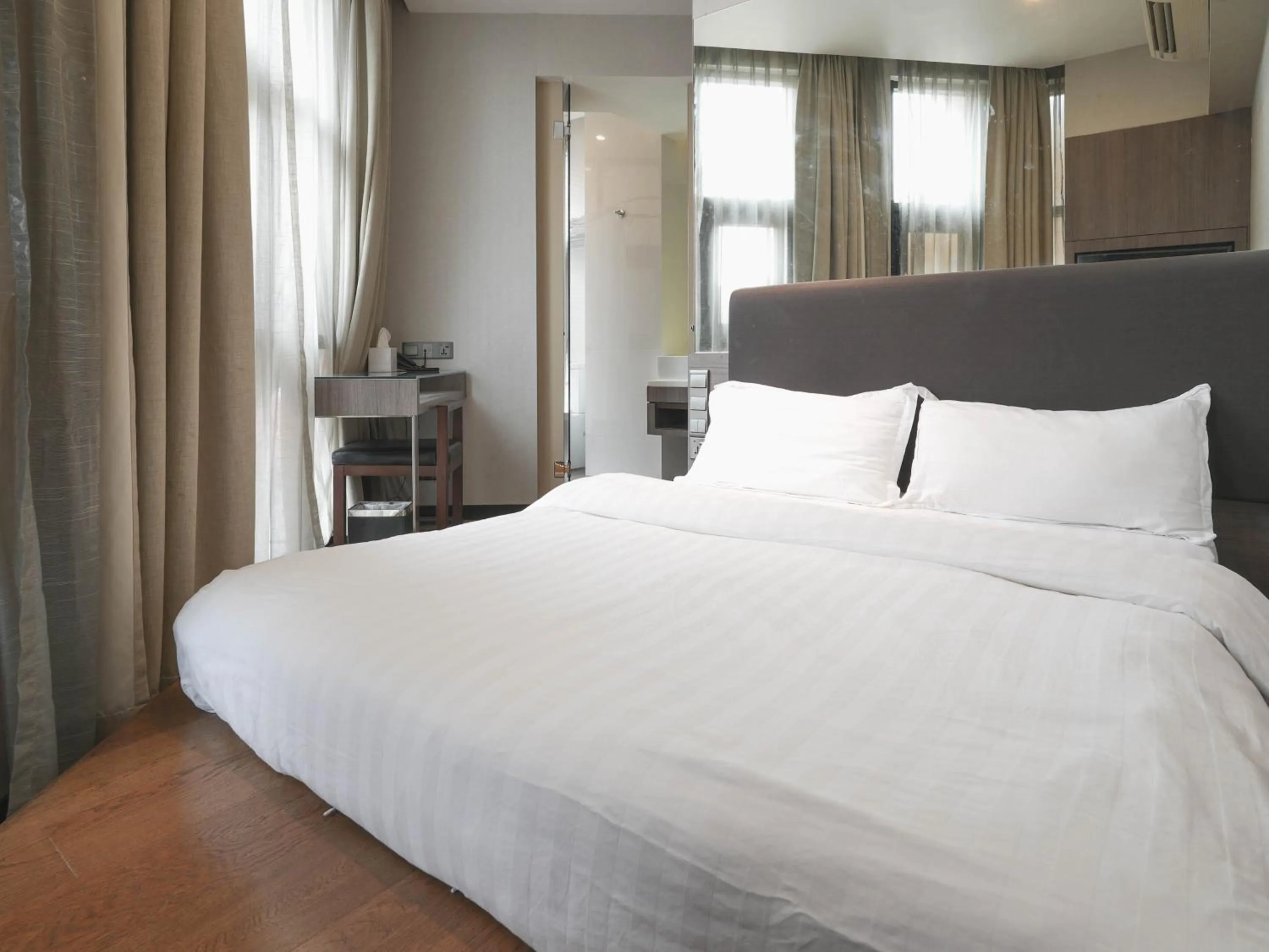 Bed in Amrise Hotel Kitchener, Check In 9PM, Check Out 8AM