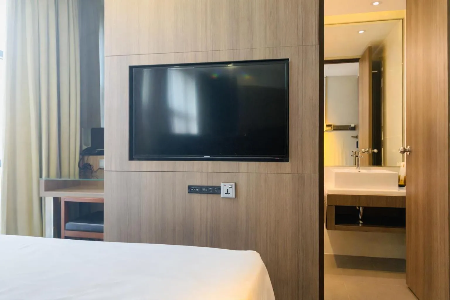 Bed in Amrise Hotel Kitchener, Check In 9PM, Check Out 8AM