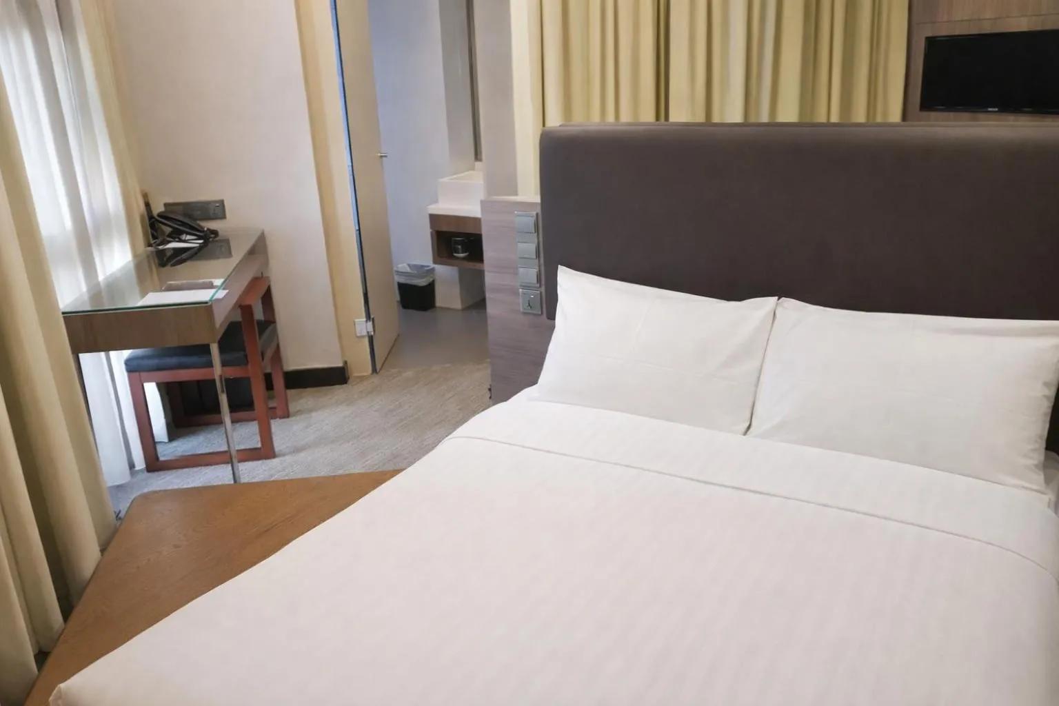 Bed in Amrise Hotel Kitchener, Check In 9PM, Check Out 8AM