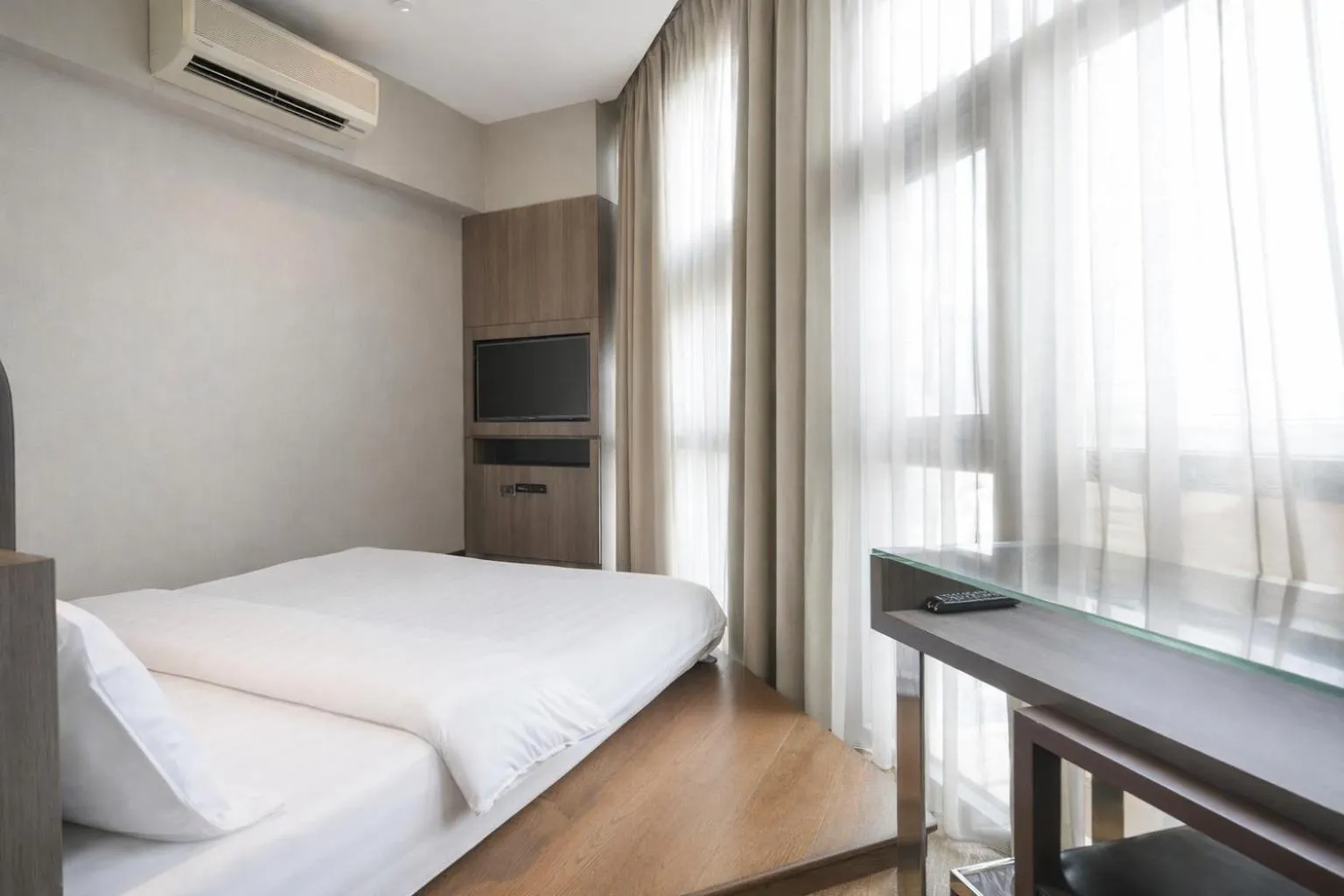 Bed in Amrise Hotel Kitchener, Check In 9PM, Check Out 8AM