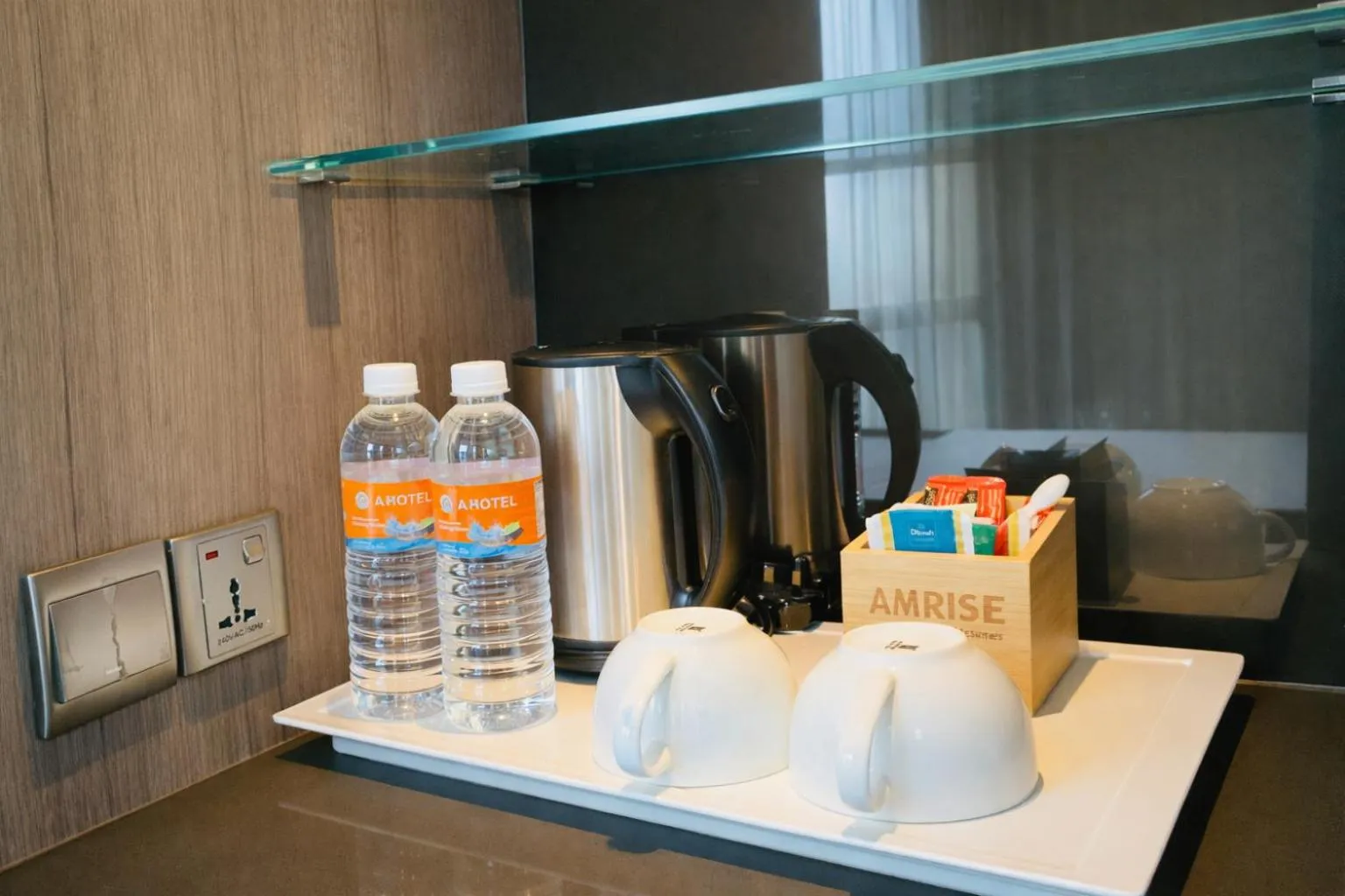 Amrise Hotel Kitchener, Check In 9PM, Check Out 8AM