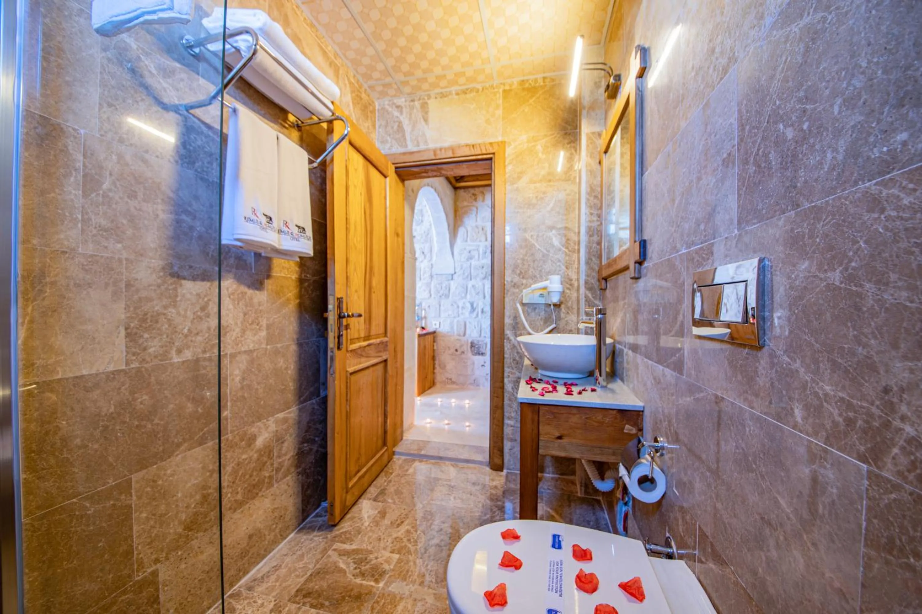 Shower in Remus Romulus Cappadocia