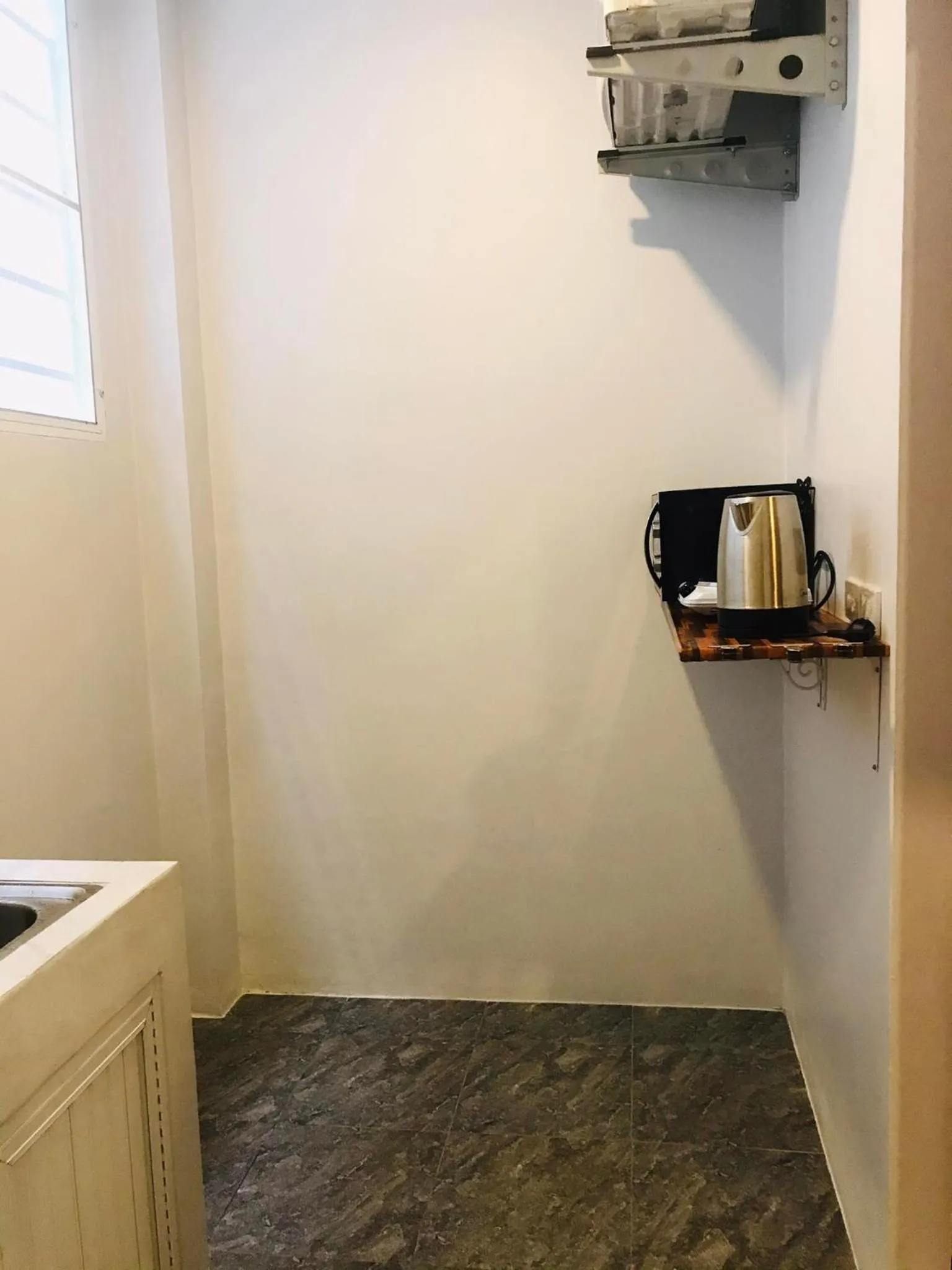 Kitchen or kitchenette in M&N Guesthouse Kata