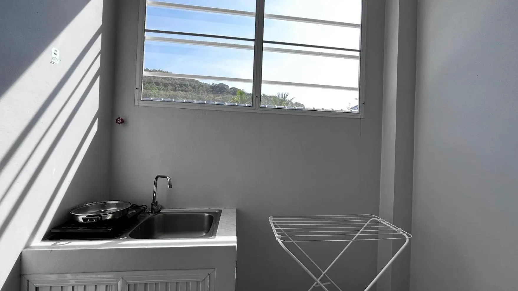 Kitchen or kitchenette in M&N Guesthouse Kata