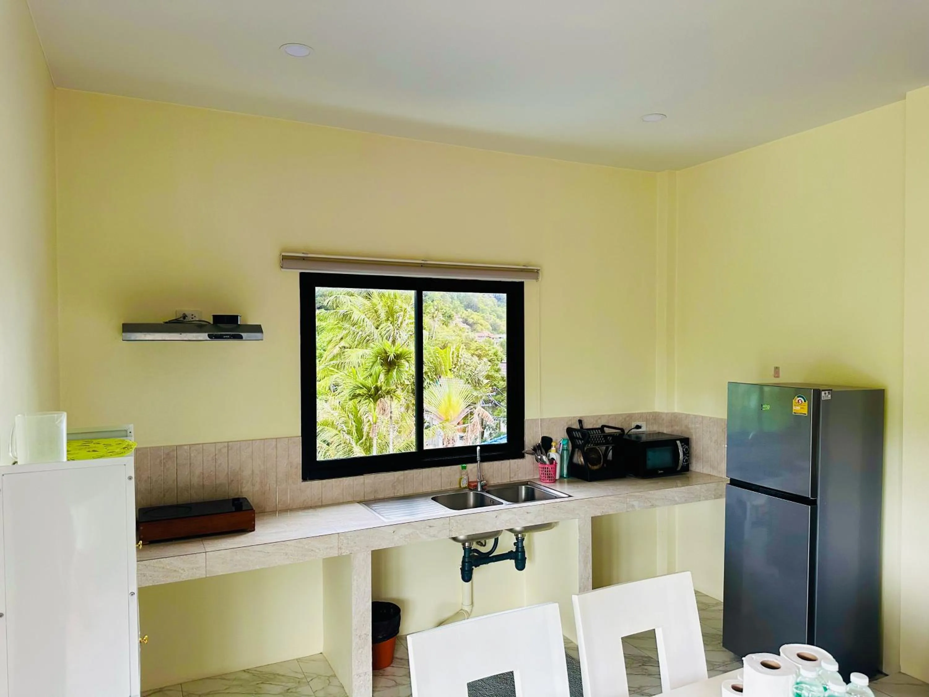 Kitchen or kitchenette in M&N Guesthouse Kata