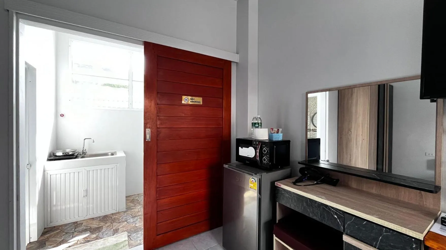 Kitchen or kitchenette in M&N Guesthouse Kata