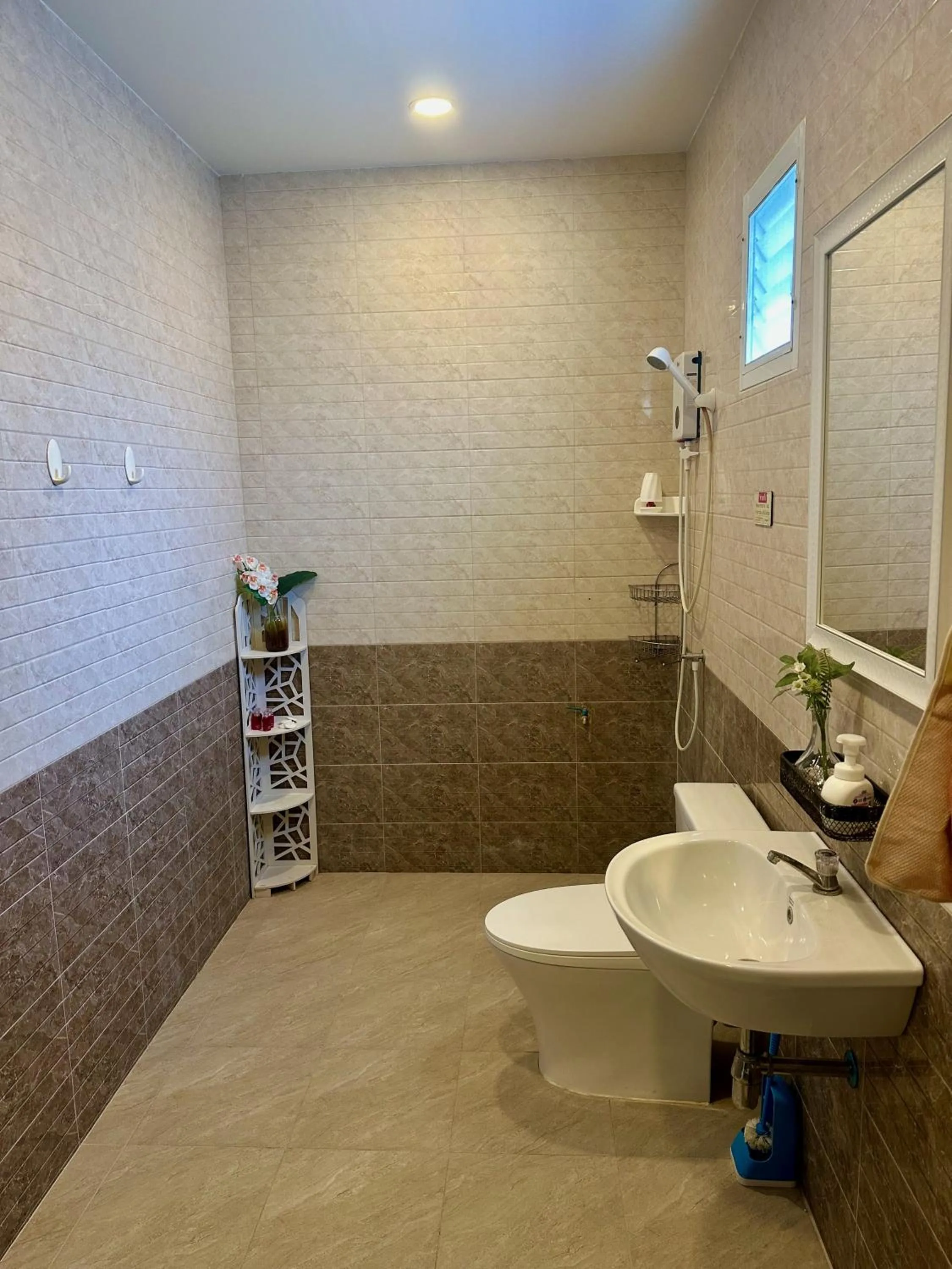 Shower in M&N Guesthouse Kata