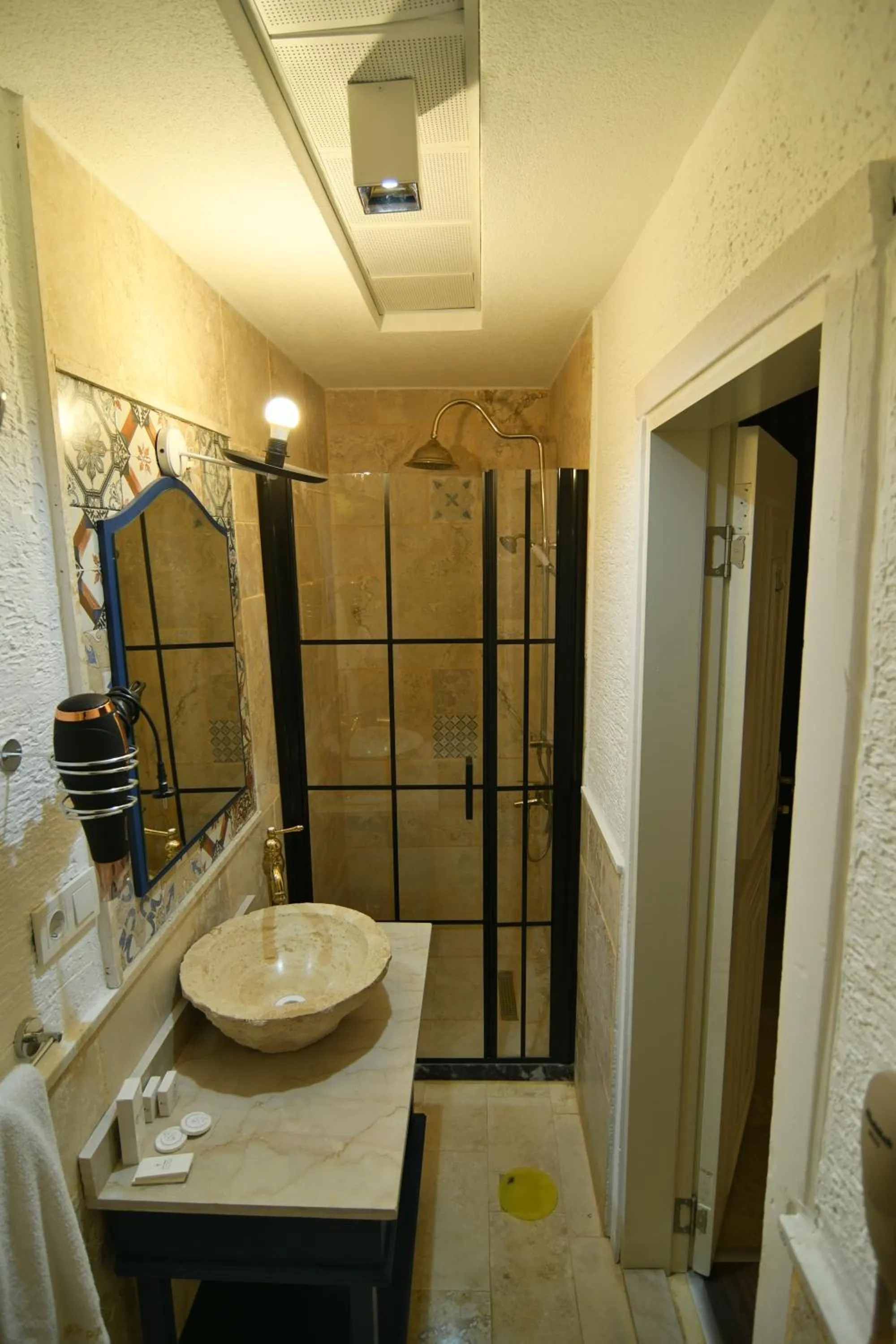 Shower in SUR PALACE OTEL