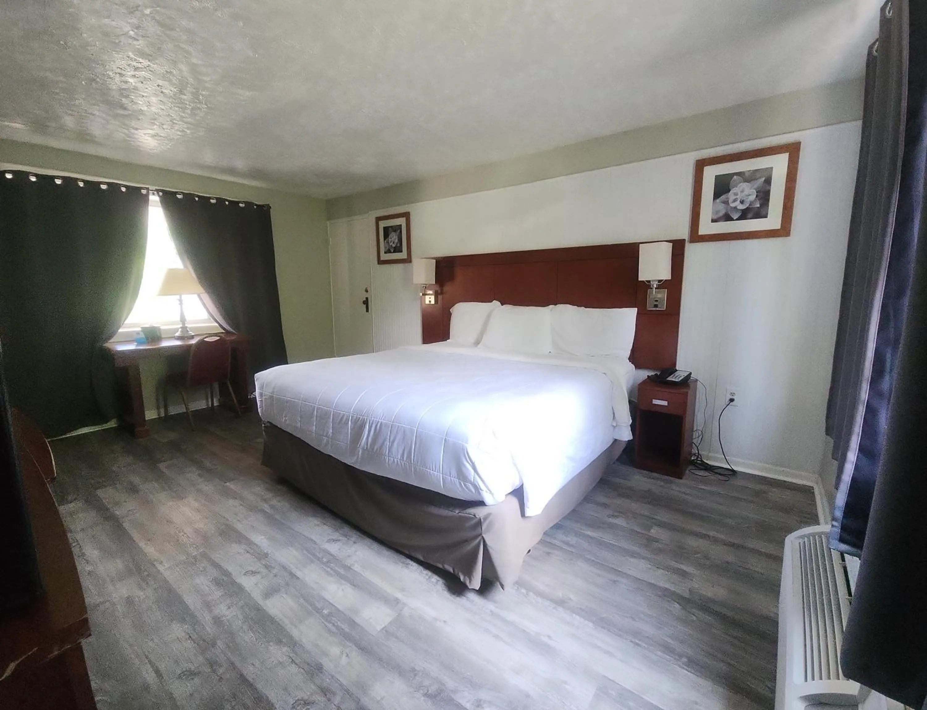 Bed in Natural Bridge Hotel, Trademark Collection by Wyndham