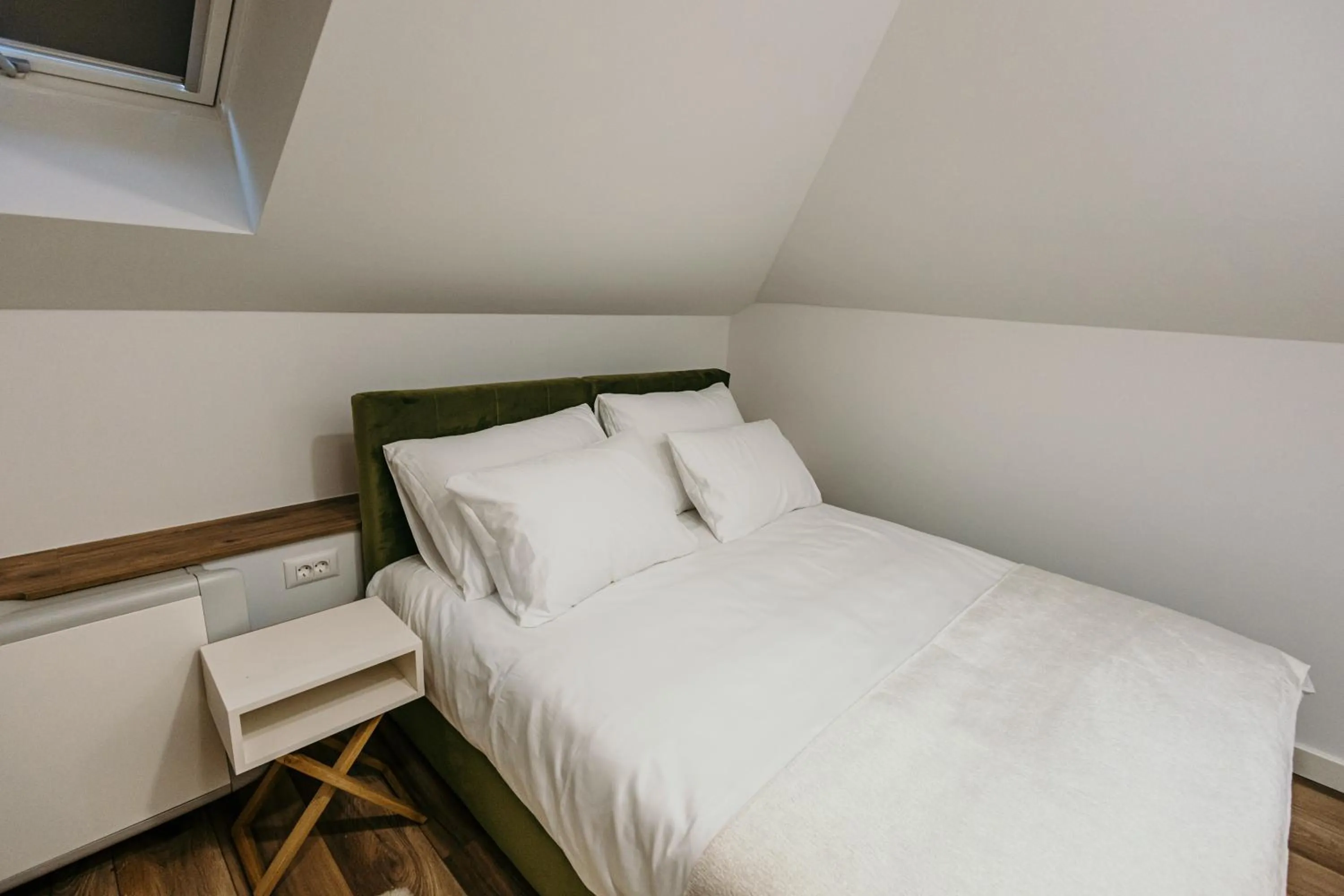 Bed in Pansion "Fawlty Towers" Sarajevo