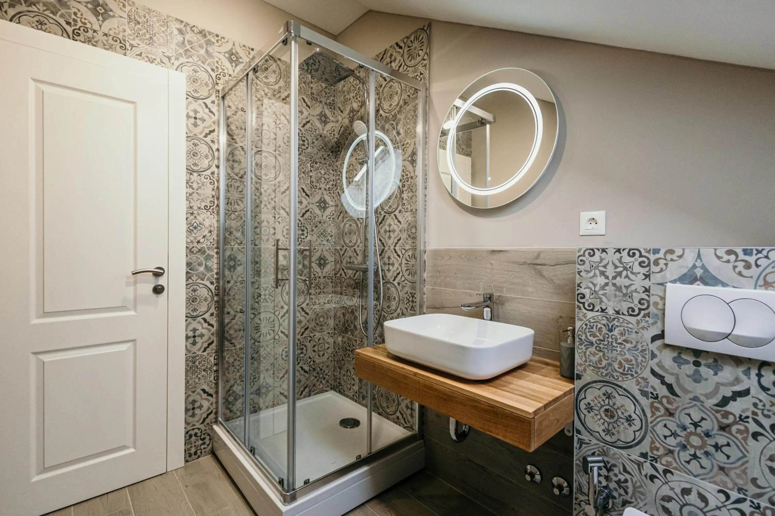 Shower in Pansion "Fawlty Towers" Sarajevo