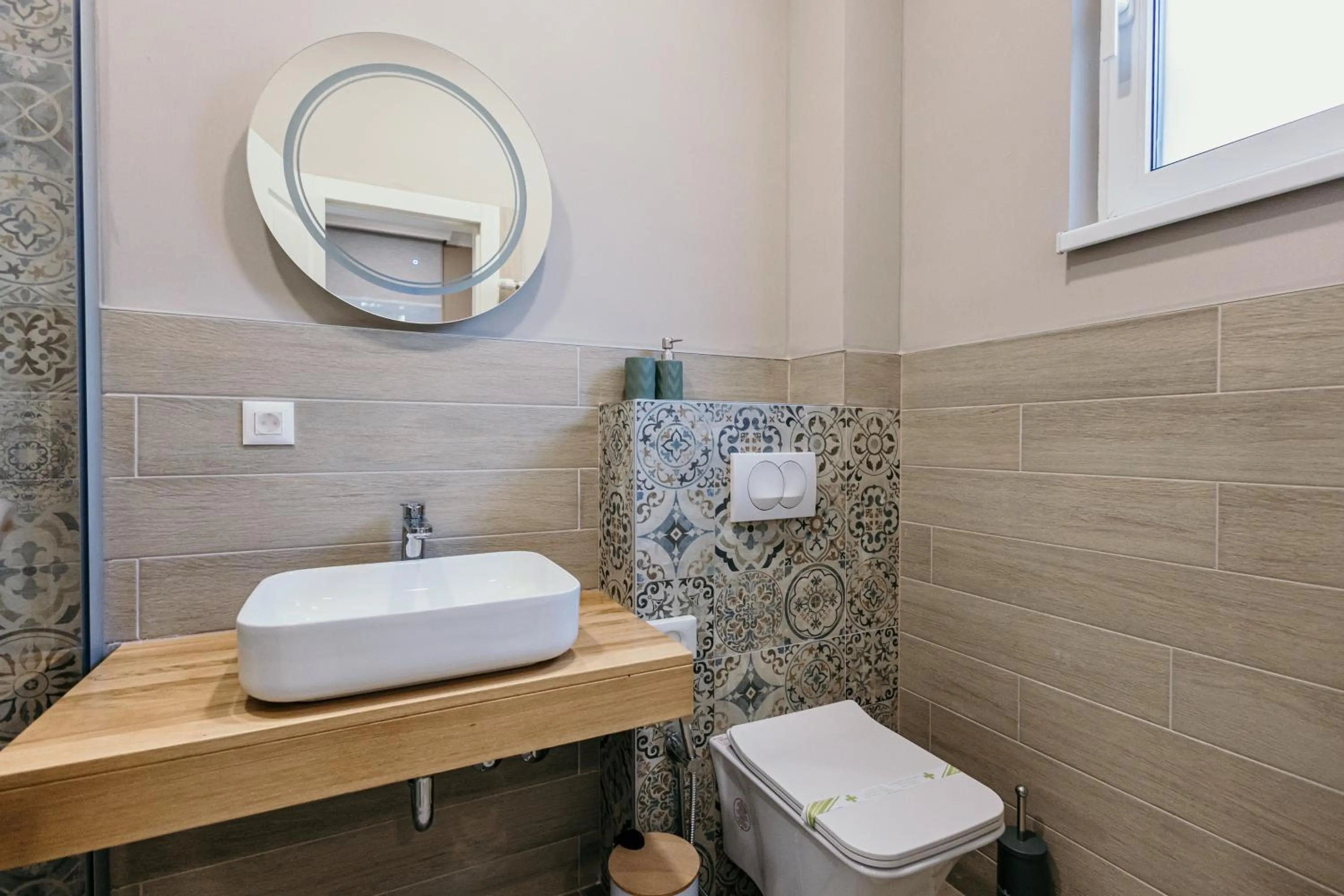 Toilet in Pansion "Fawlty Towers" Sarajevo