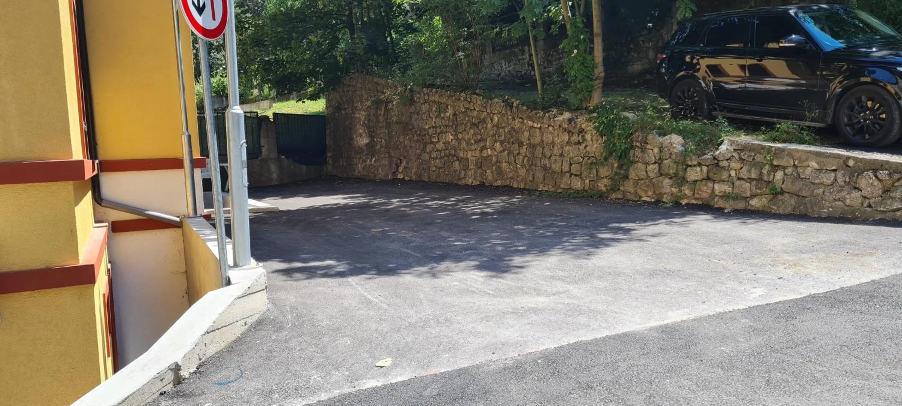 Parking in Pansion "Fawlty Towers" Sarajevo