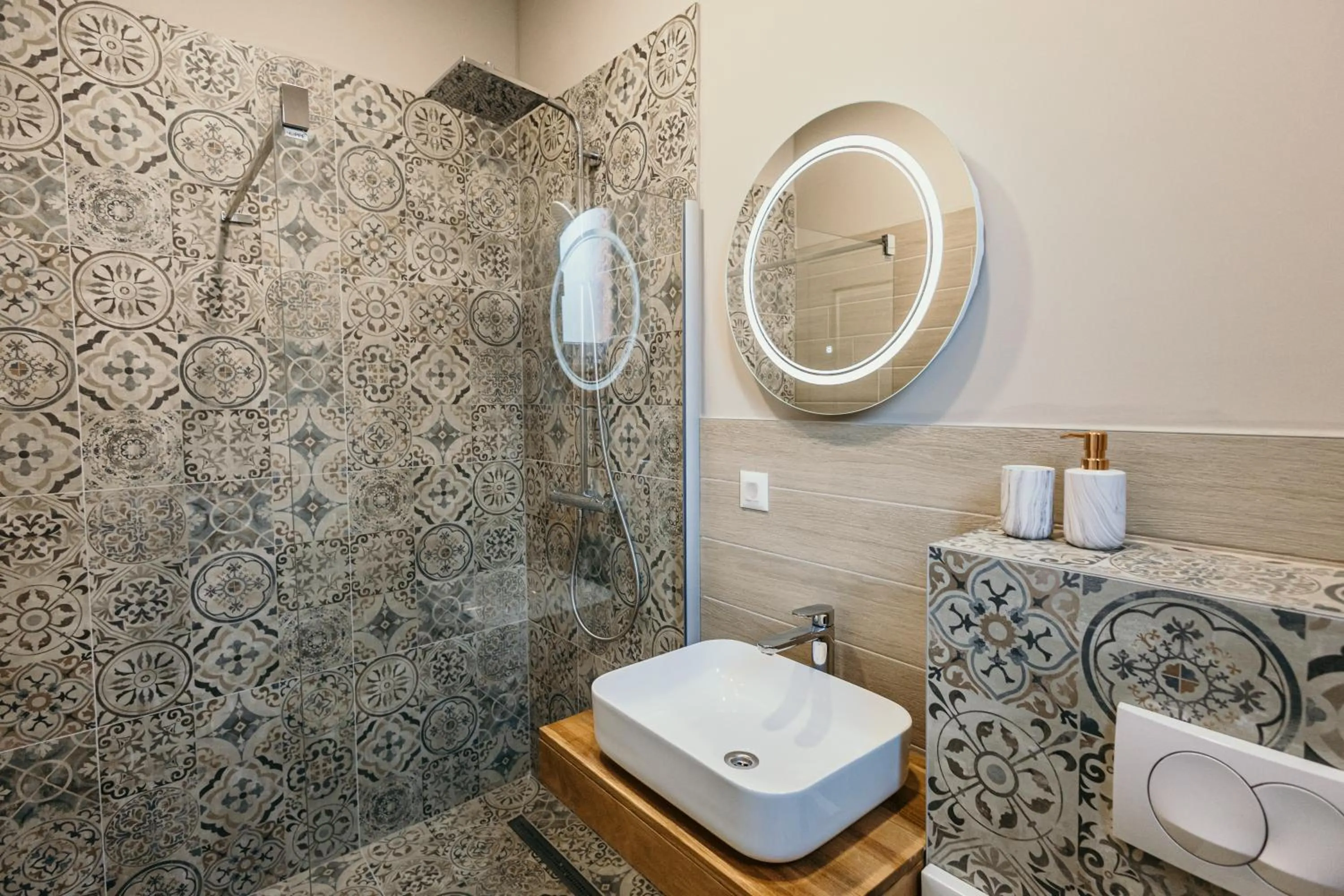 Shower in Pansion "Fawlty Towers" Sarajevo