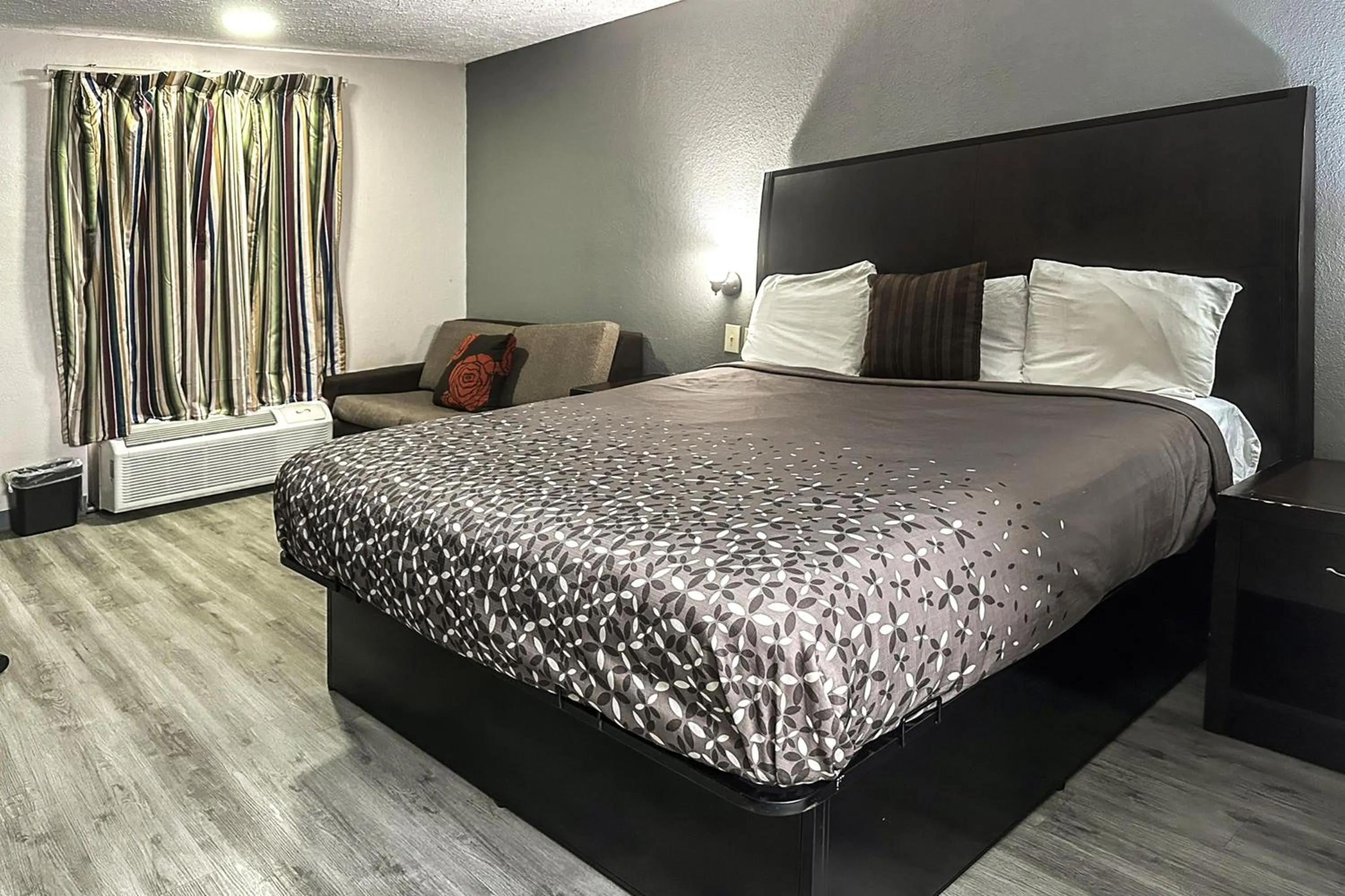 Bedroom in Regal Inn Guntersville By OYO Hwy 431