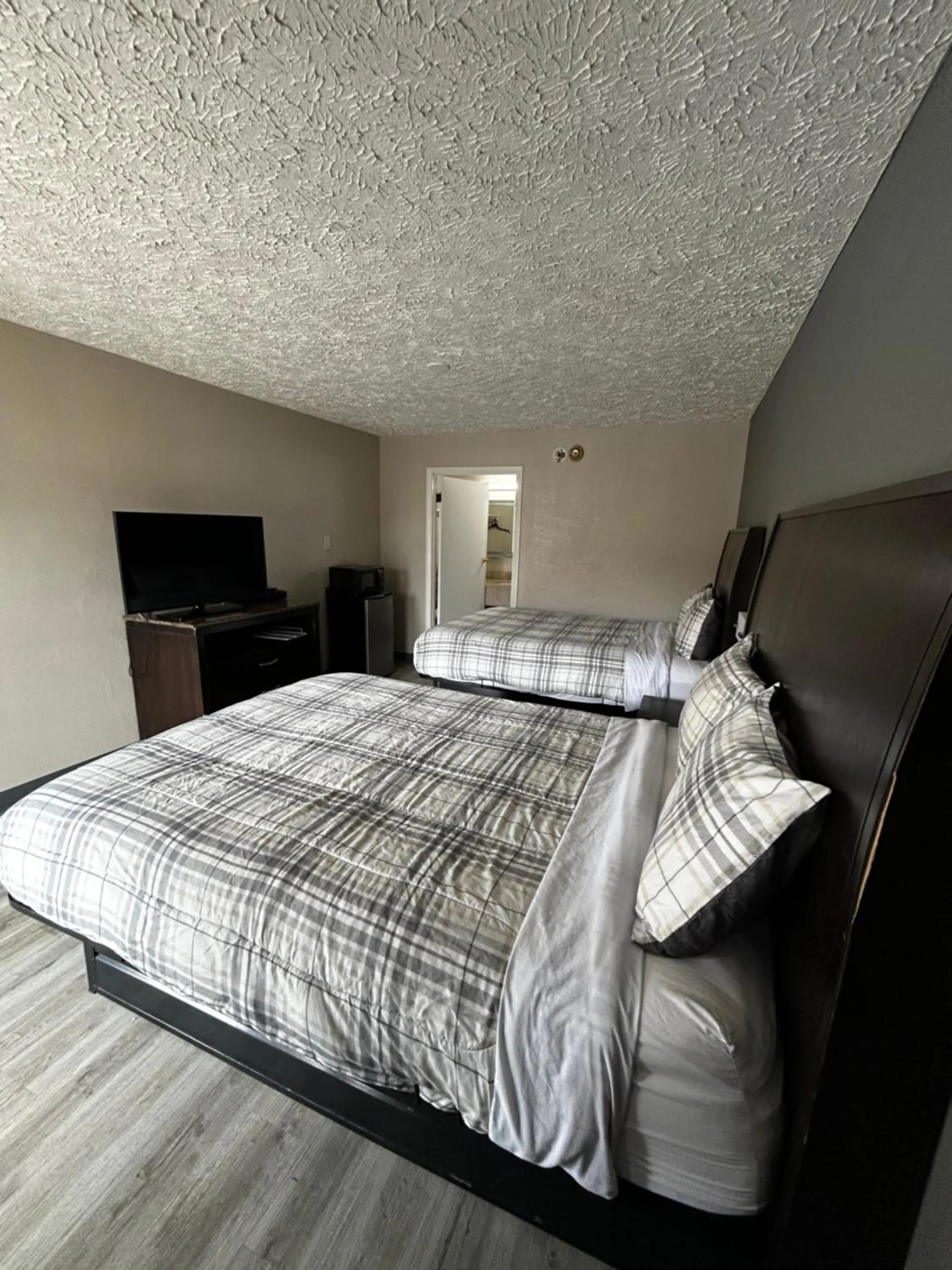 Photo of the whole room, Bed in Regal Inn Guntersville Hwy 431