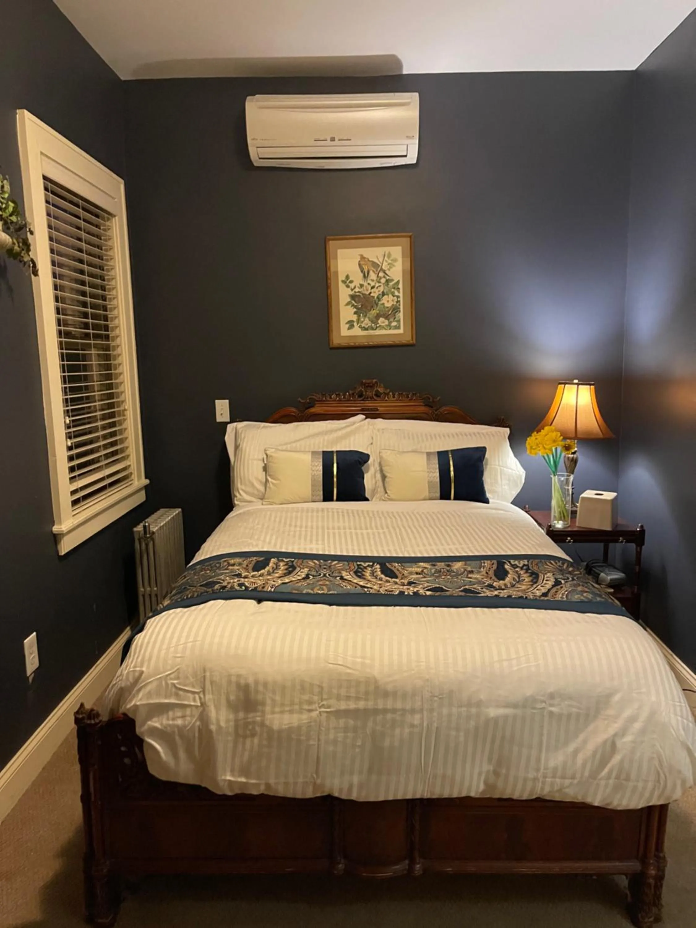 Bedroom, Bed in DeBary Inn