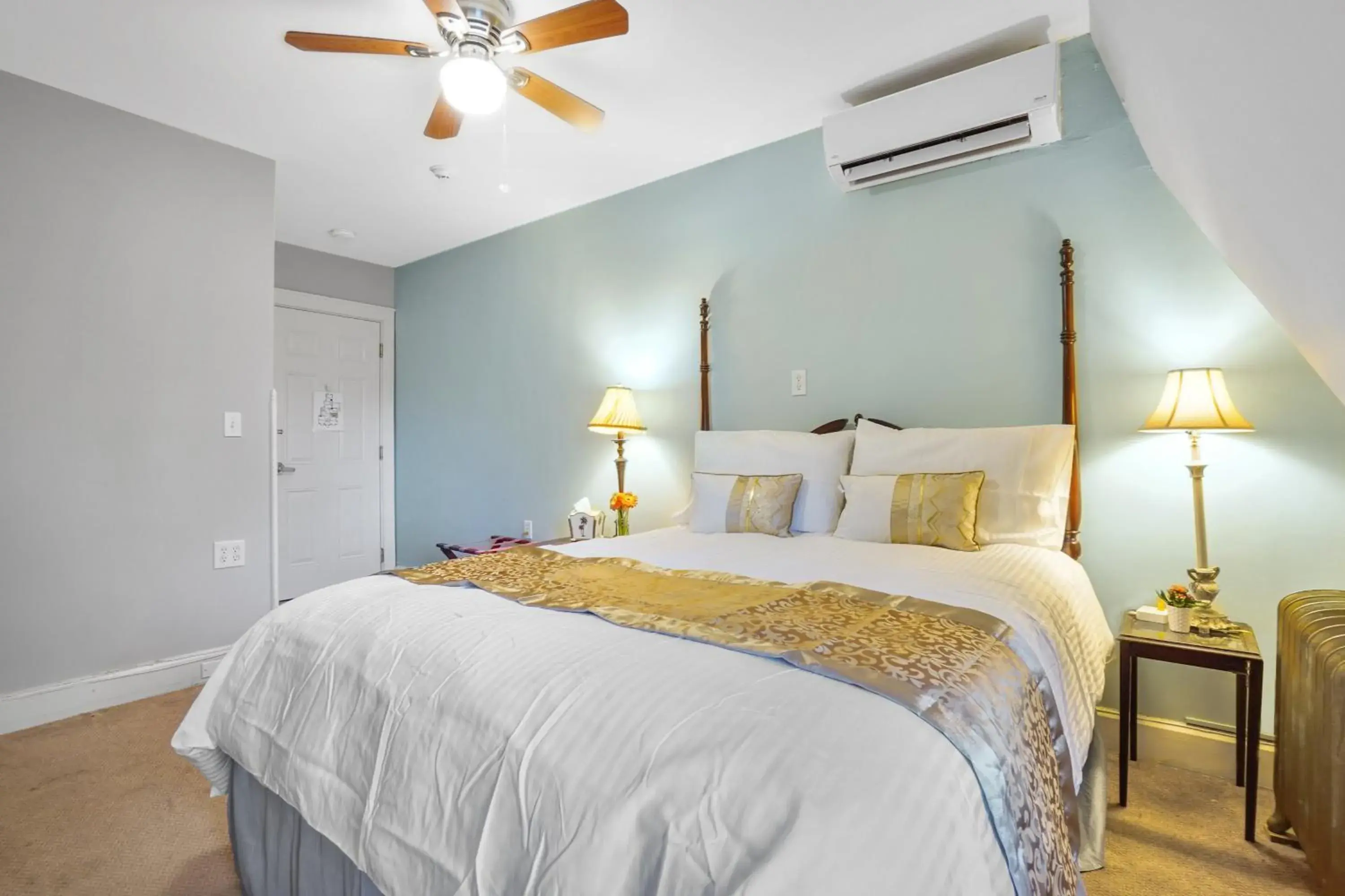 Classic Double Room with External Private Bathroom in DeBary Inn Classic Double Room with External Private Bathroom in DeBary Inn