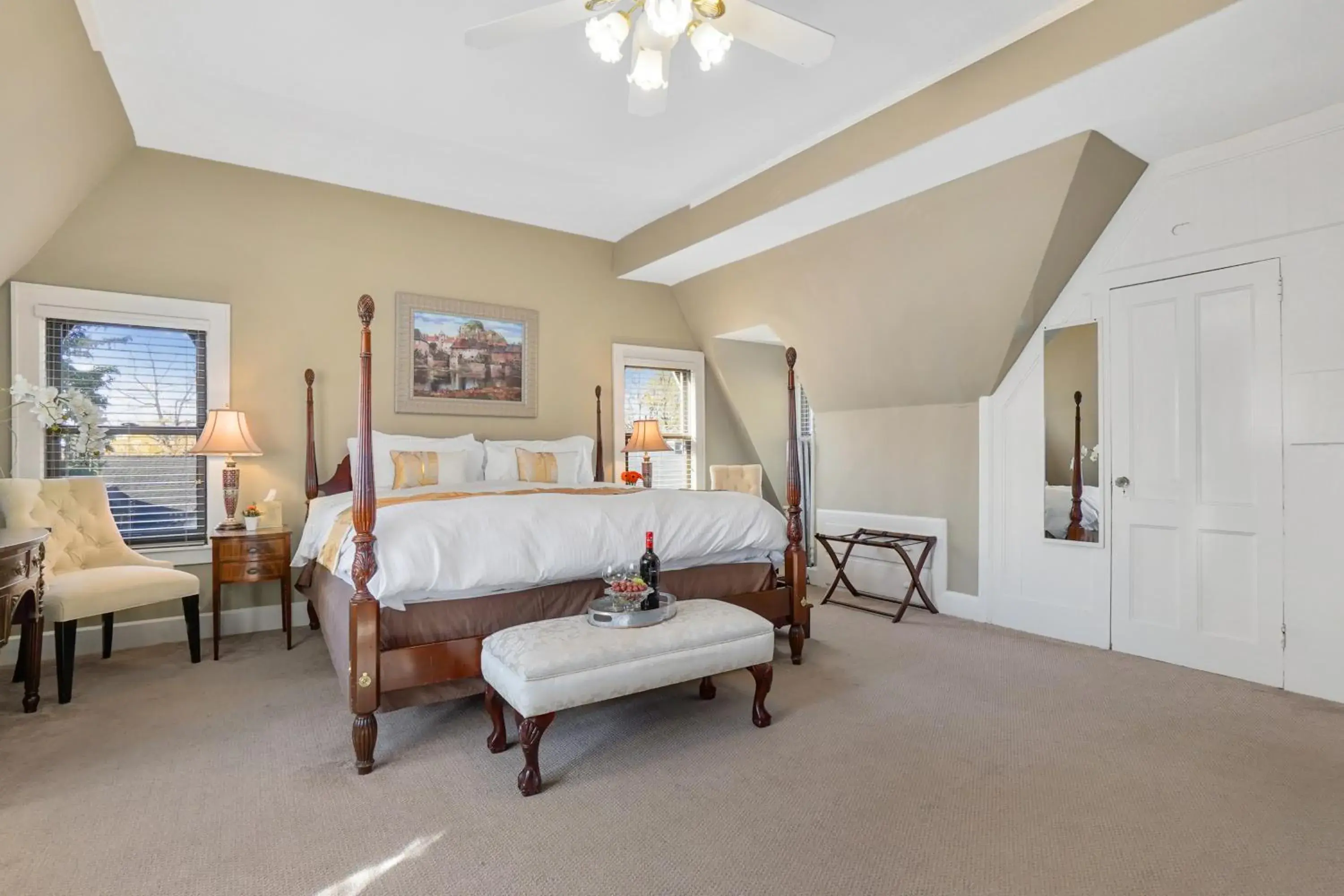 Luxury King Room in DeBary Inn Luxury King Room in DeBary Inn