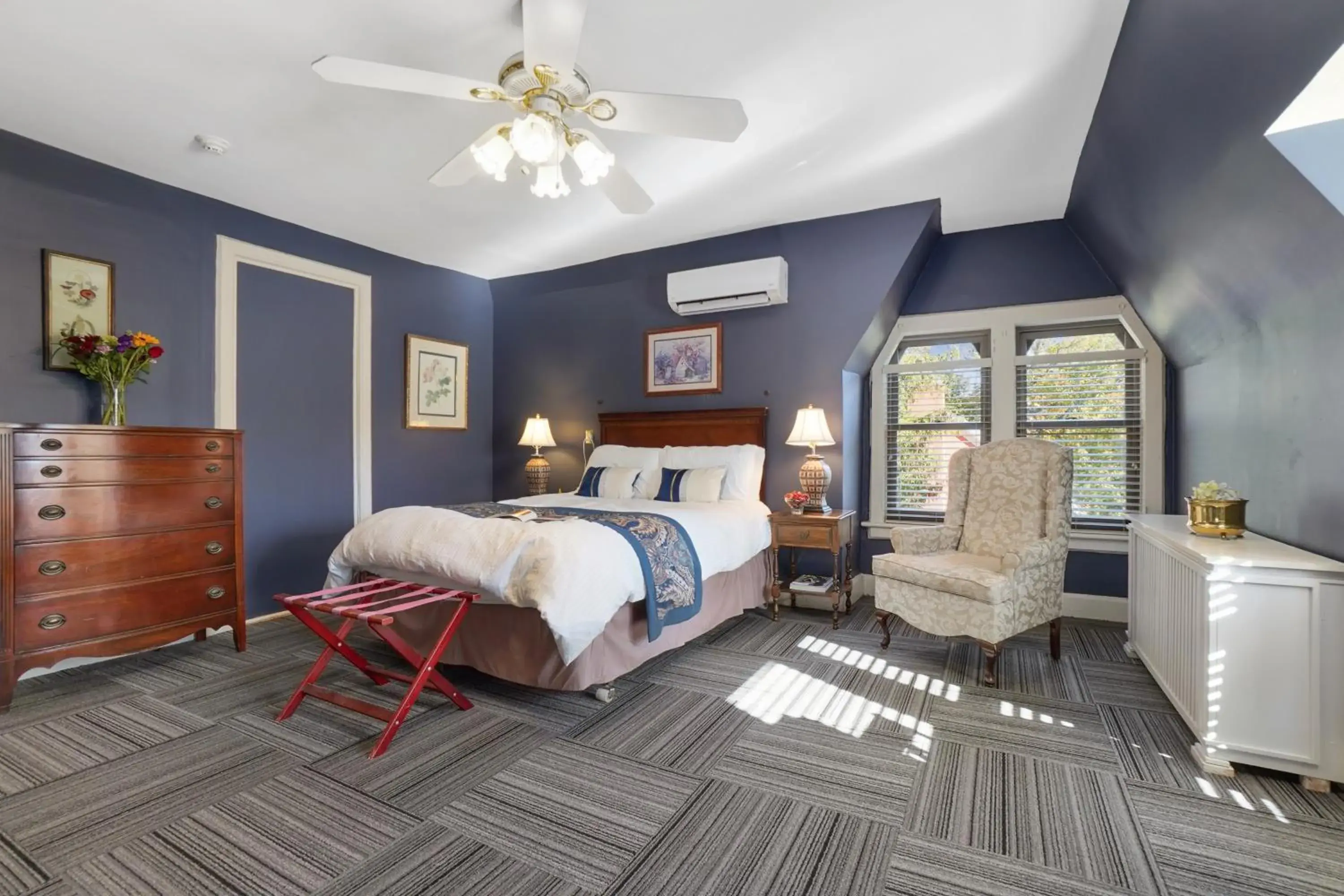 Deluxe Queen Room in DeBary Inn Deluxe Queen Room in DeBary Inn