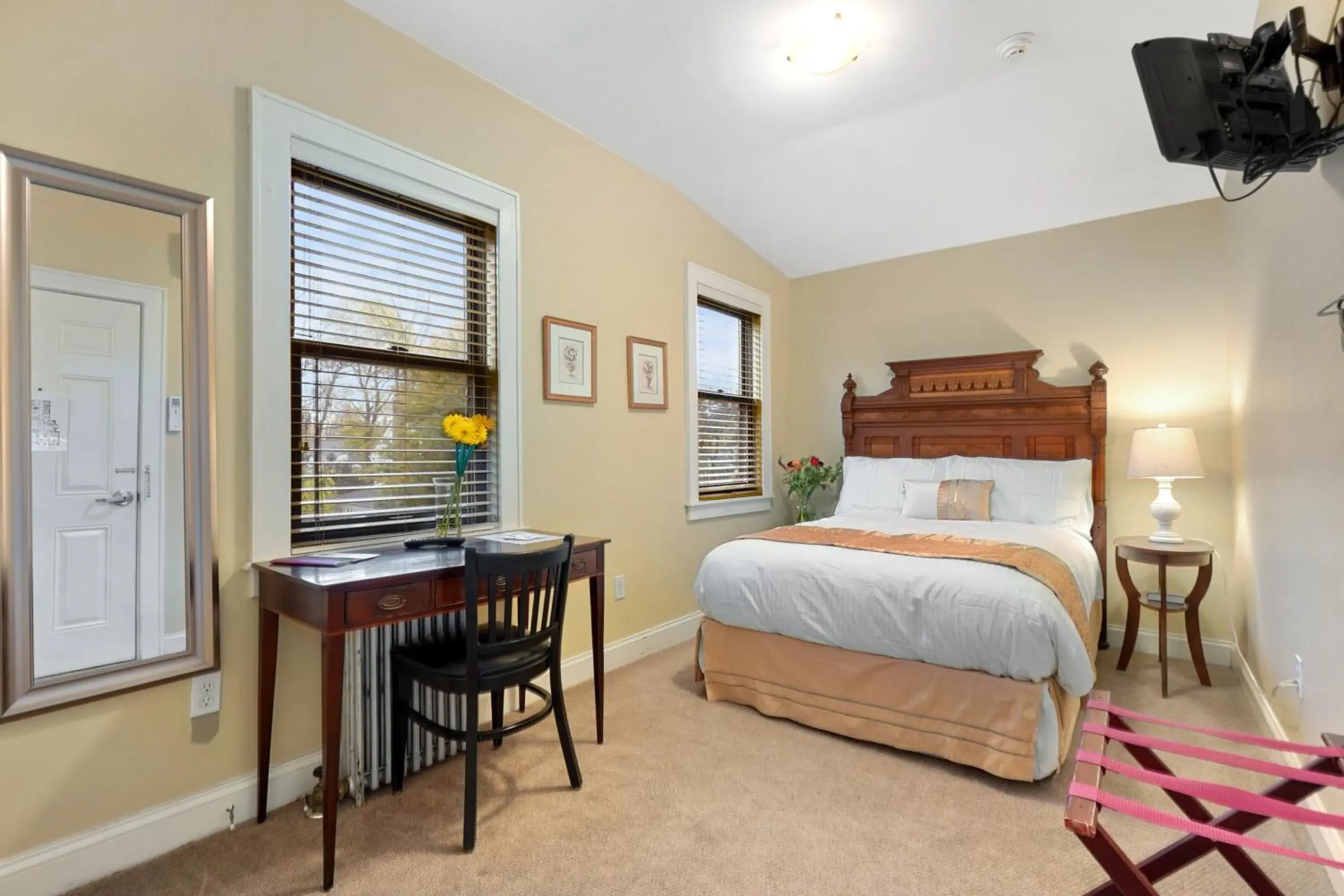 Deluxe Double Room (1 adult + 1 child) in DeBary Inn Deluxe Double Room (1 adult + 1 child) in DeBary Inn