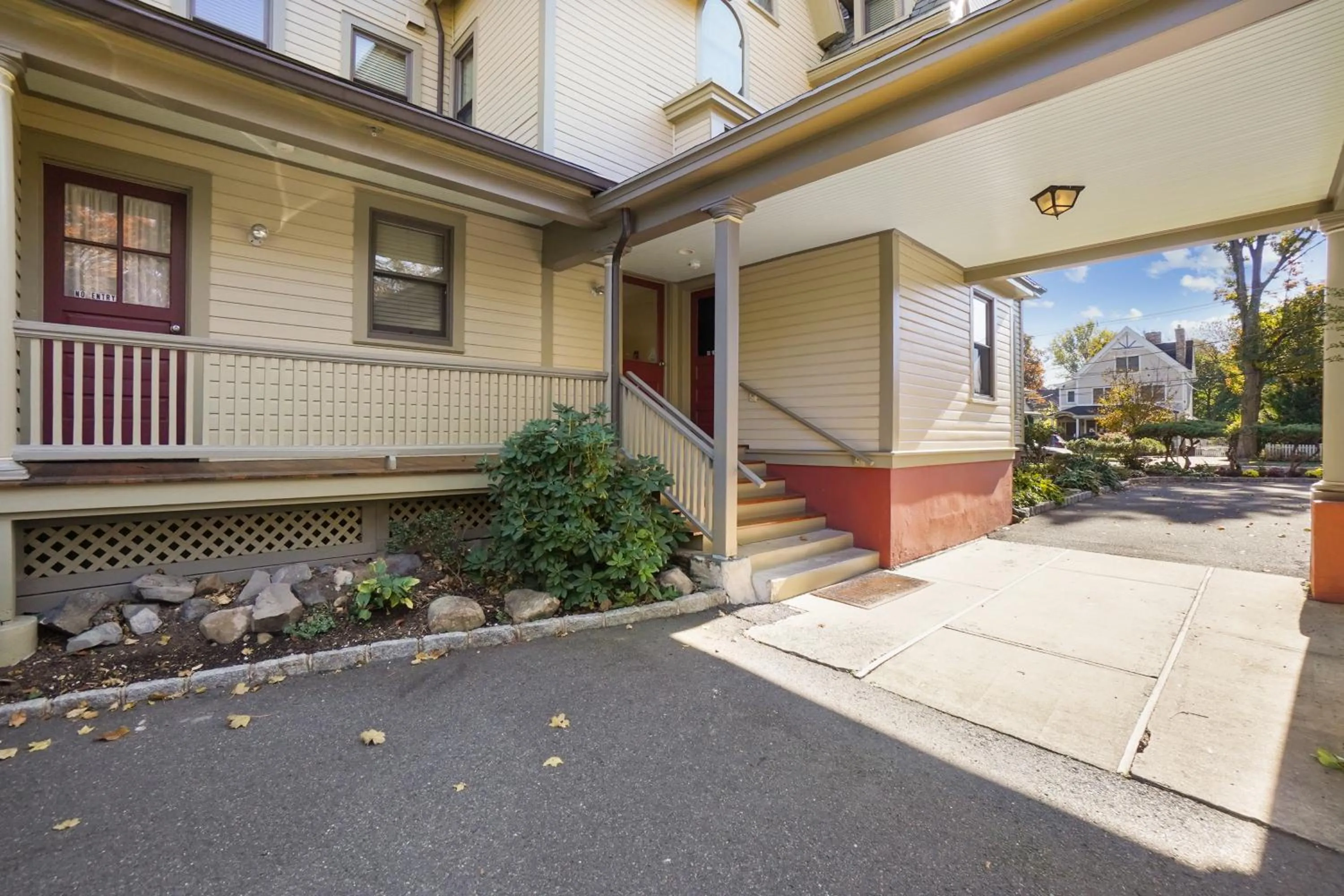 Facade/entrance in DeBary Inn