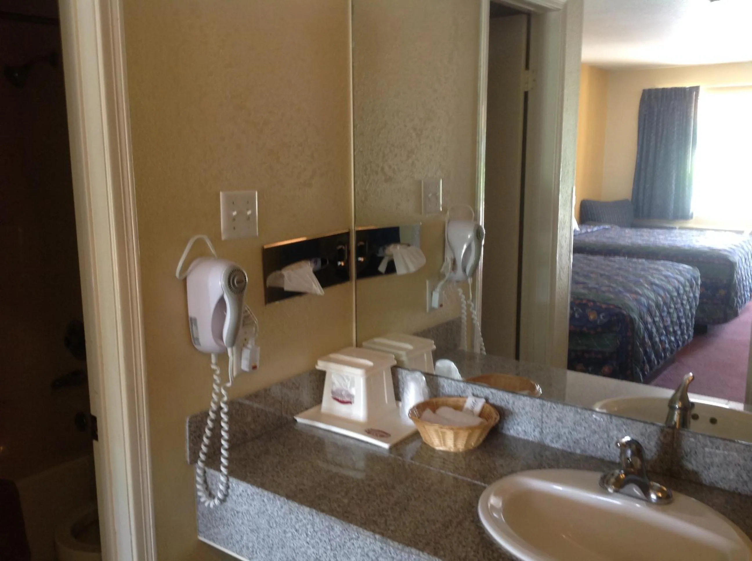 Bathroom, Bed in Countryside Inn