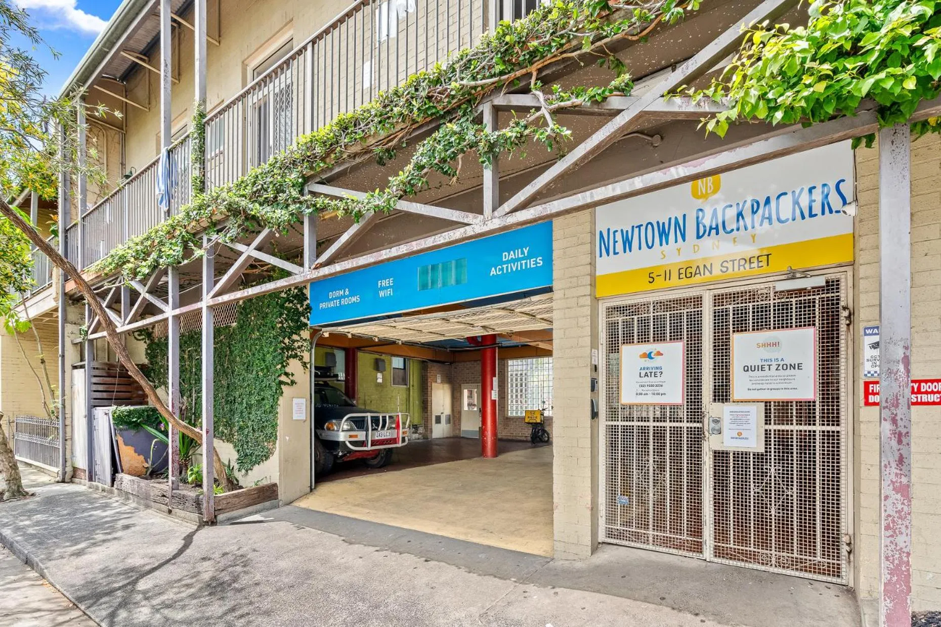Facade/entrance in Newtown Backpackers