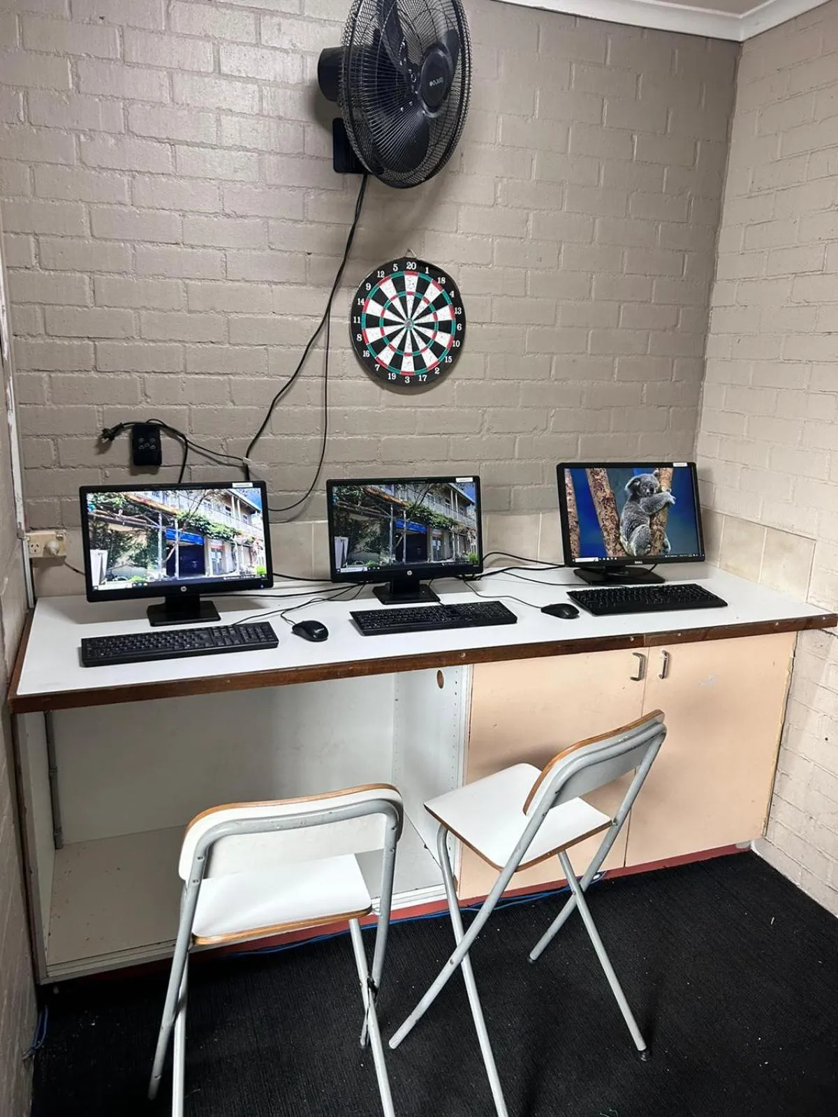 Communal lounge/ TV room in Newtown Backpackers