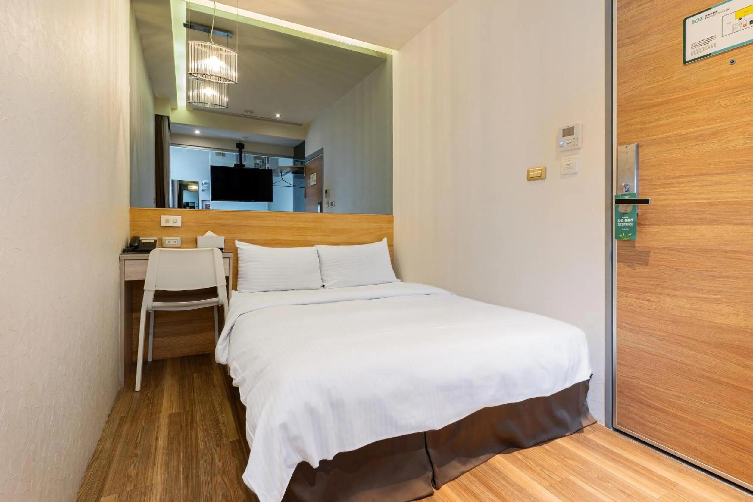 Bed in CHECK inn Express Taichung FuXing Hall 2