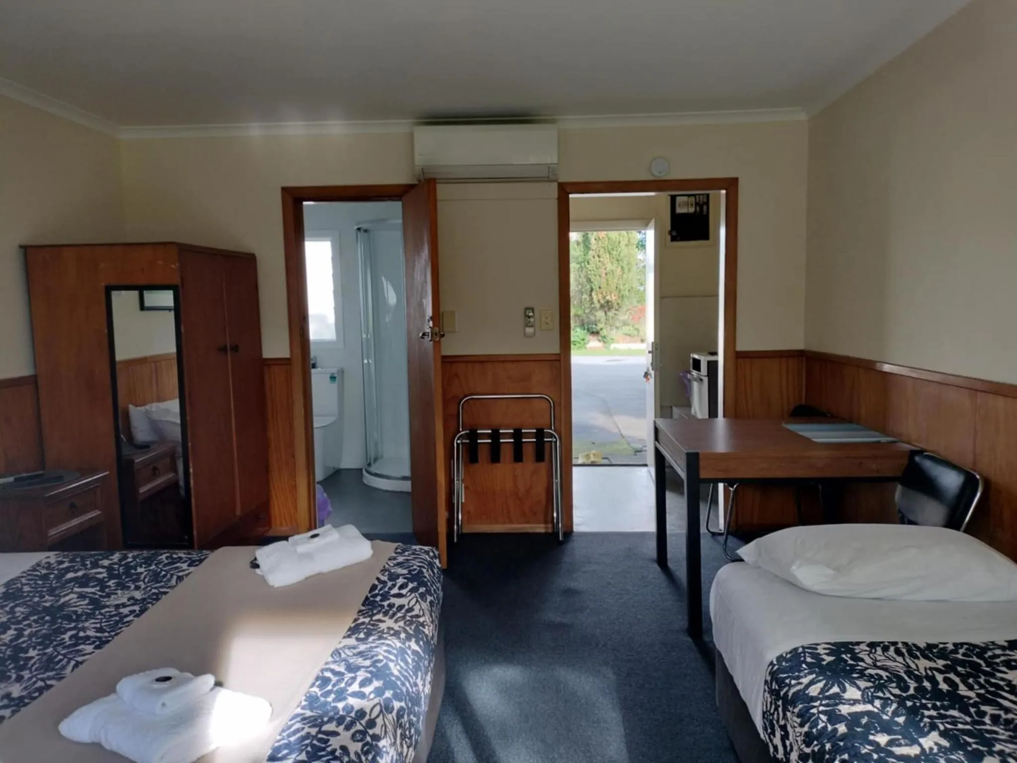 Bed in Otaki Motel