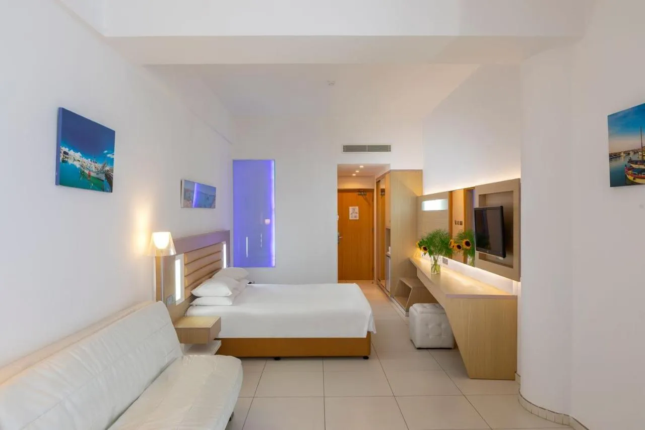 Bedroom, Bed in Vrissaki Beach Hotel