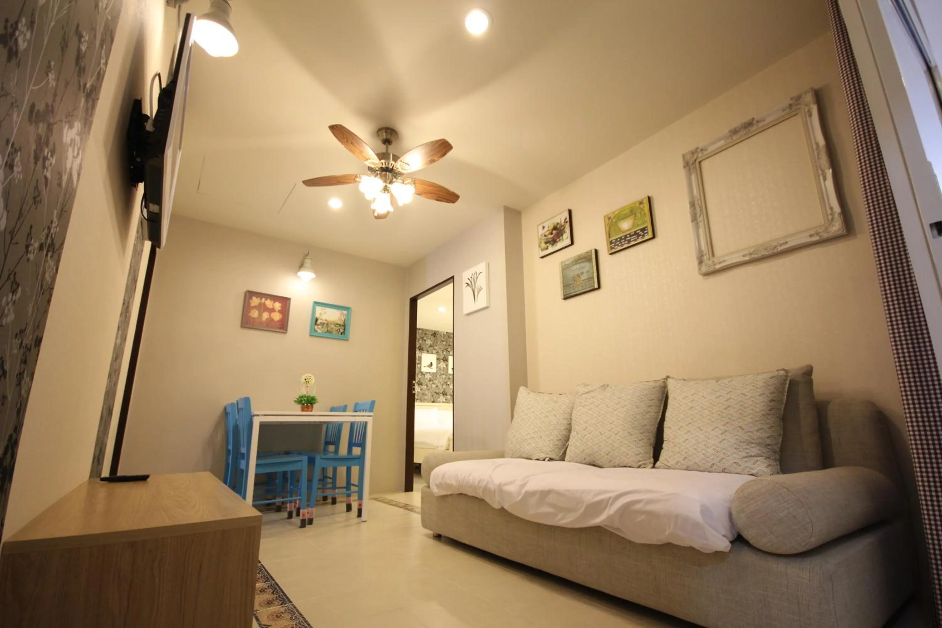 Communal lounge/ TV room, Bed in Vanilla Summer Inn