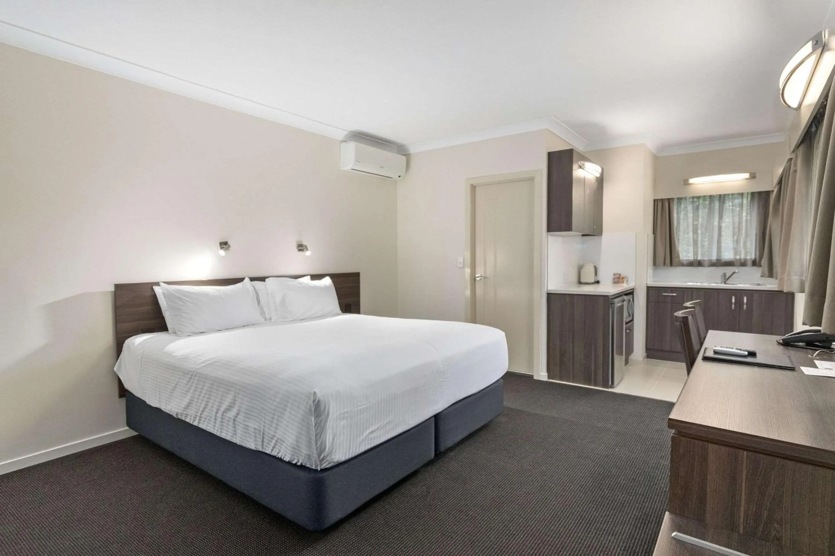 Photo of the whole room, Bed in Quality Hotel Robertson Gardens