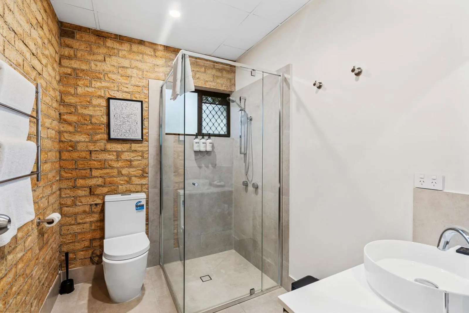 Bathroom in Quality Hotel Robertson Gardens