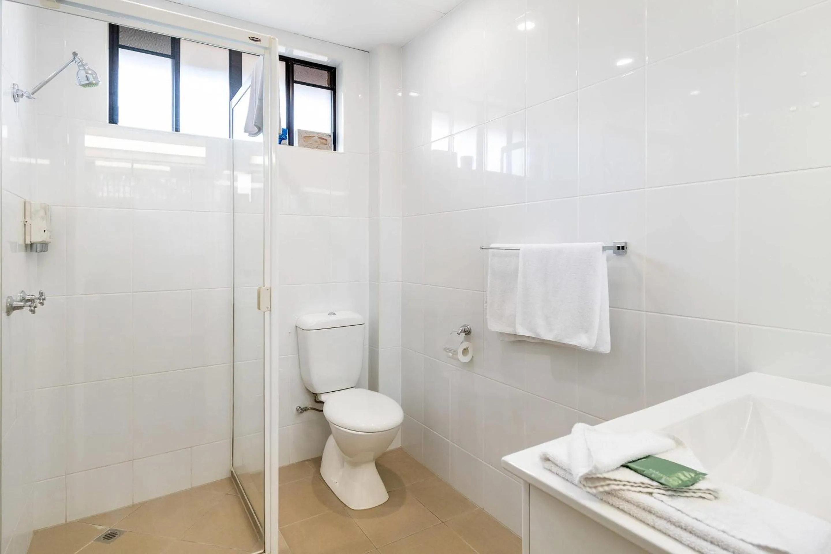 Bathroom in Quality Hotel Robertson Gardens