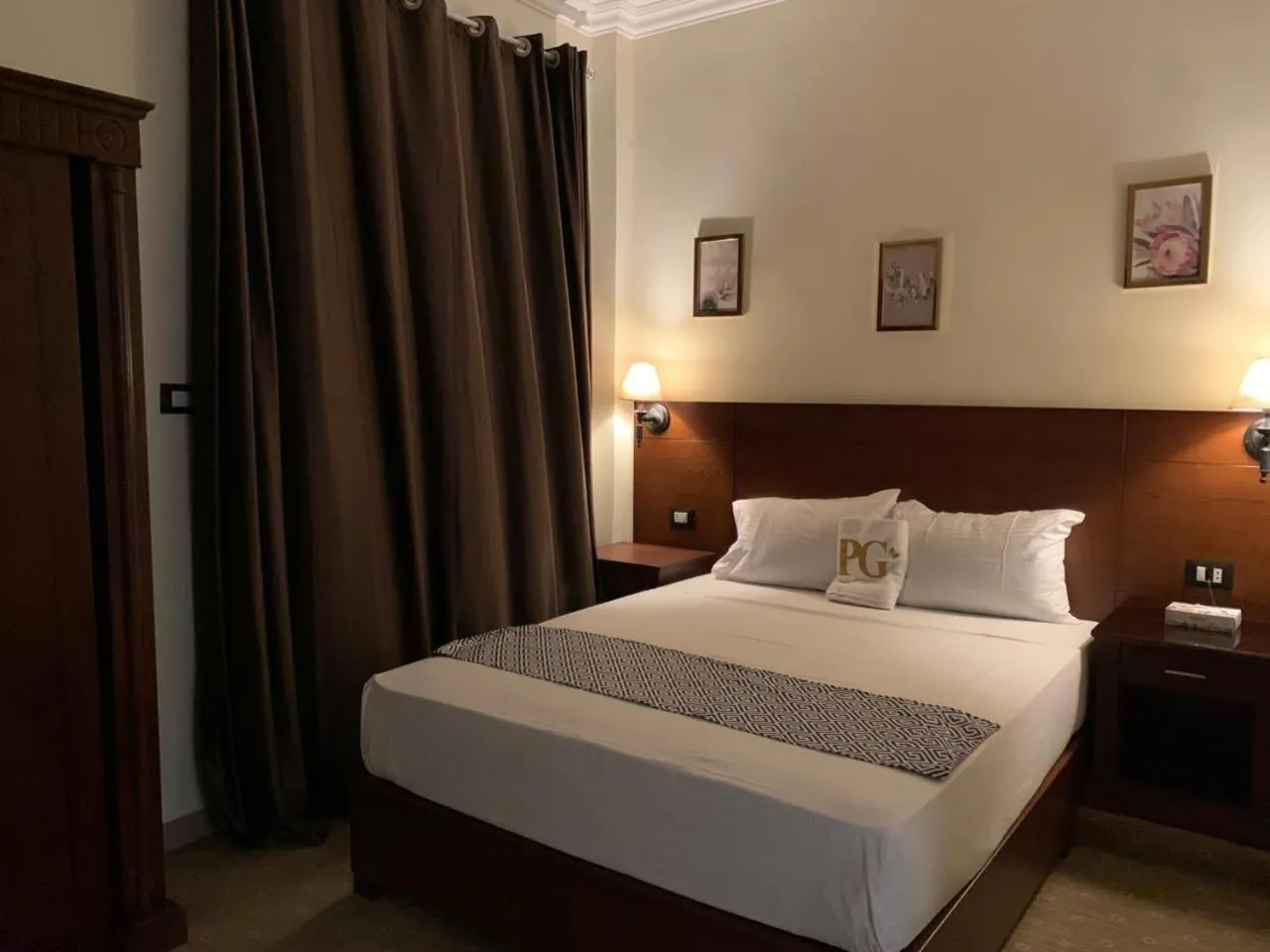 Bedroom, Bed in Montana Hotel