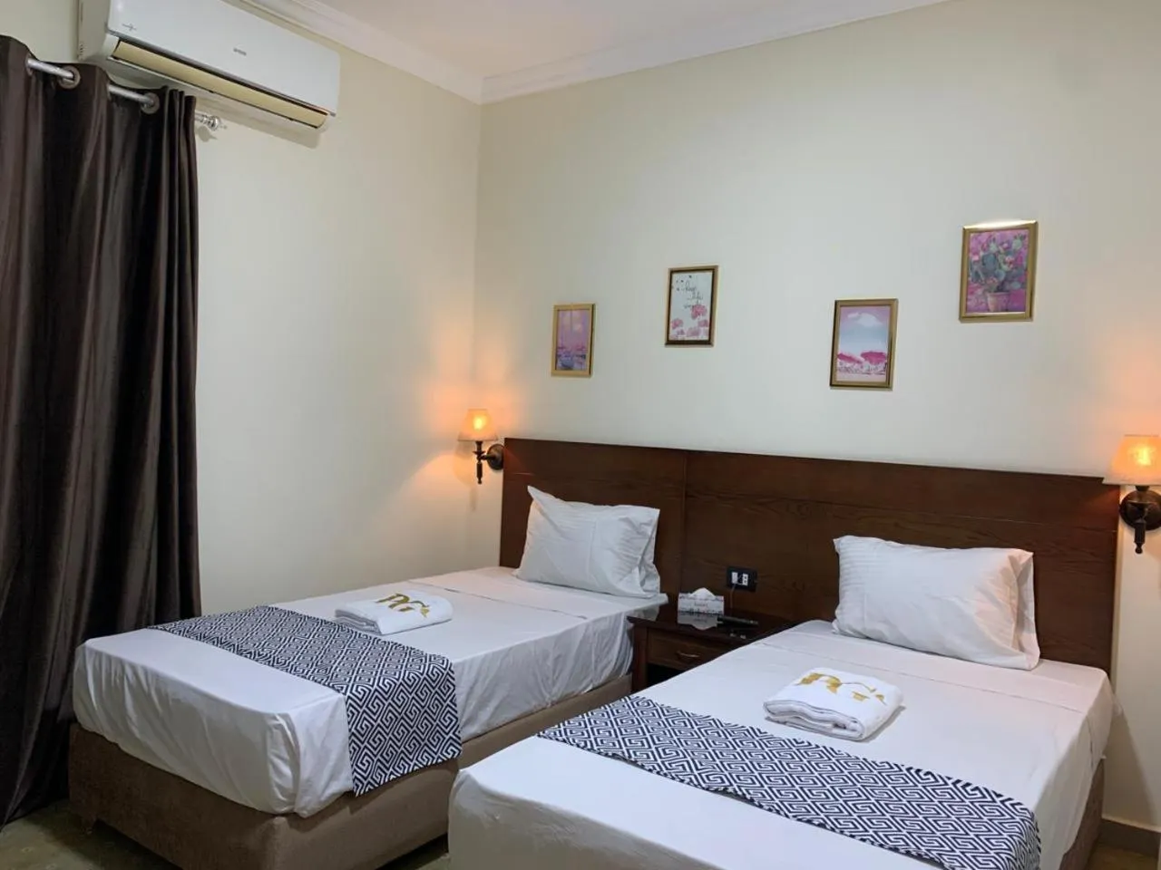 Bedroom, Bed in Montana Hotel